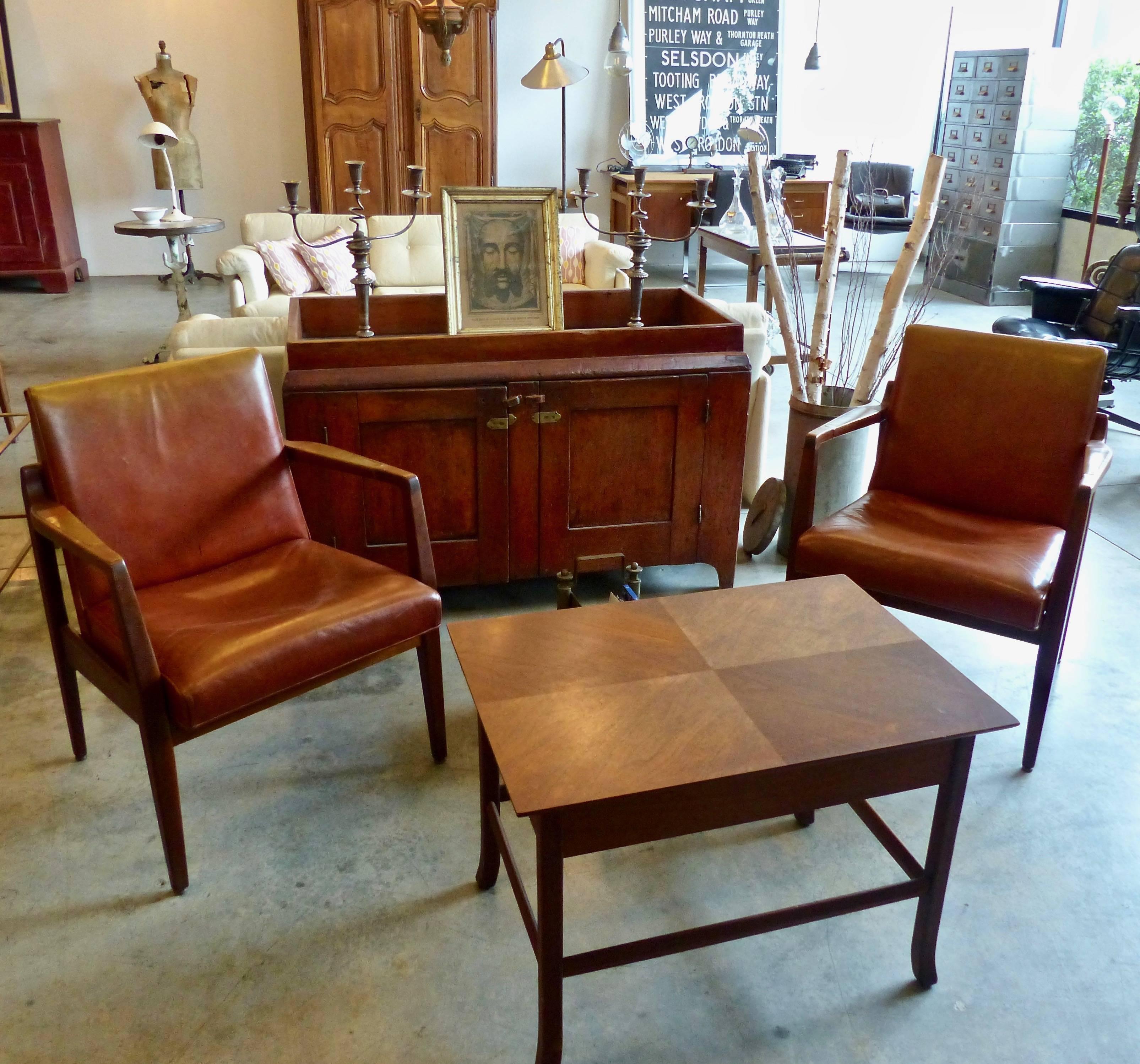 Bois Tables d'extrémité en noyer modernes du milieu du siècle dernier avec surfaces uniques et poignées à tiroir