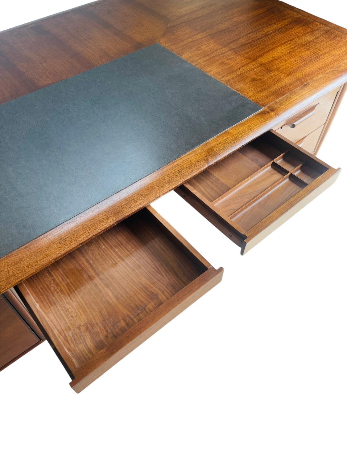 Mid Century Modern Walnut Executive Desk by Castillian Alma In Good Condition For Sale In Brooklyn, NY