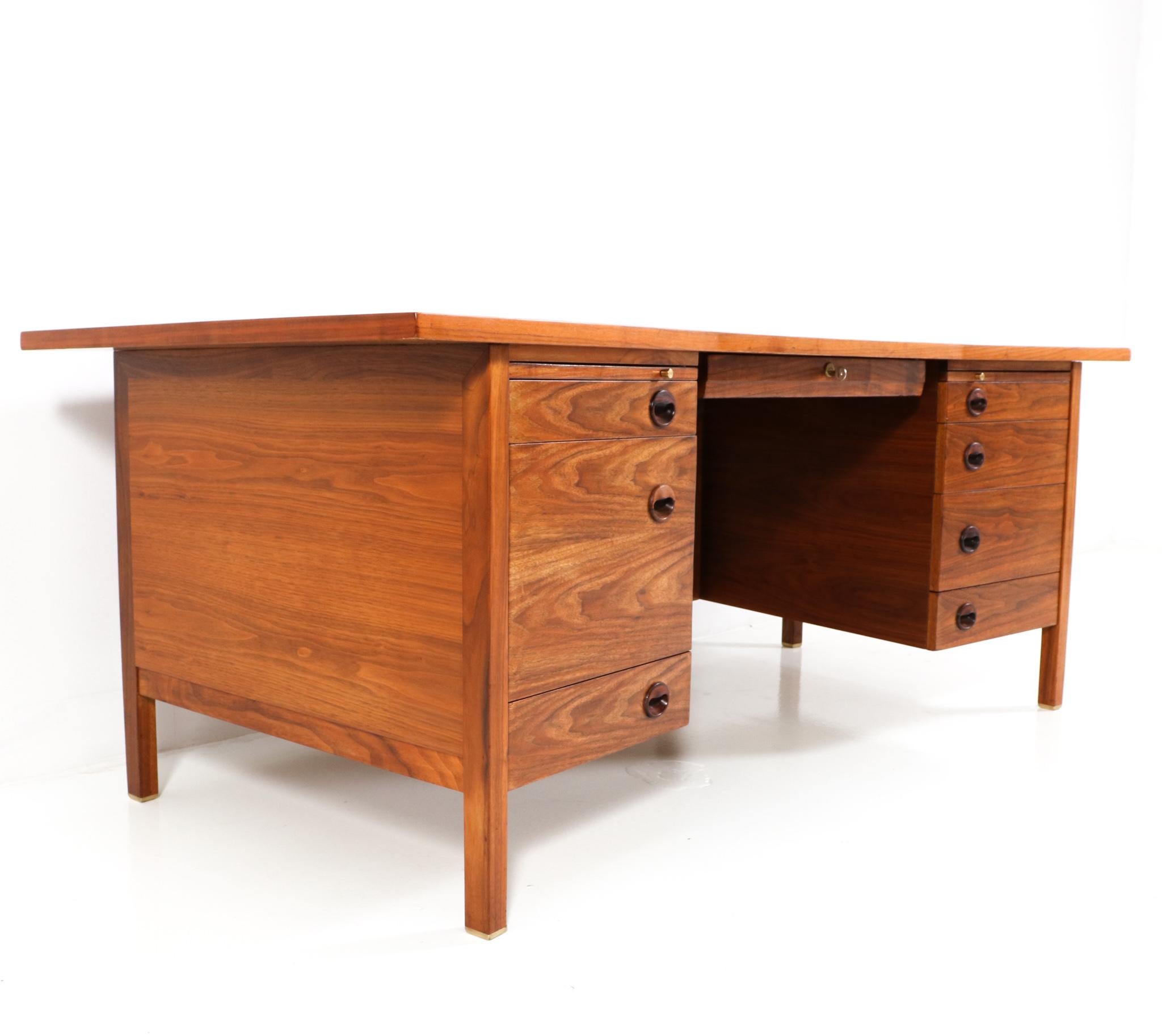 Mid-Century Modern Walnut Executive Desk by Edward Wormley for Dunbar, 1950s In Good Condition For Sale In Amsterdam, NL
