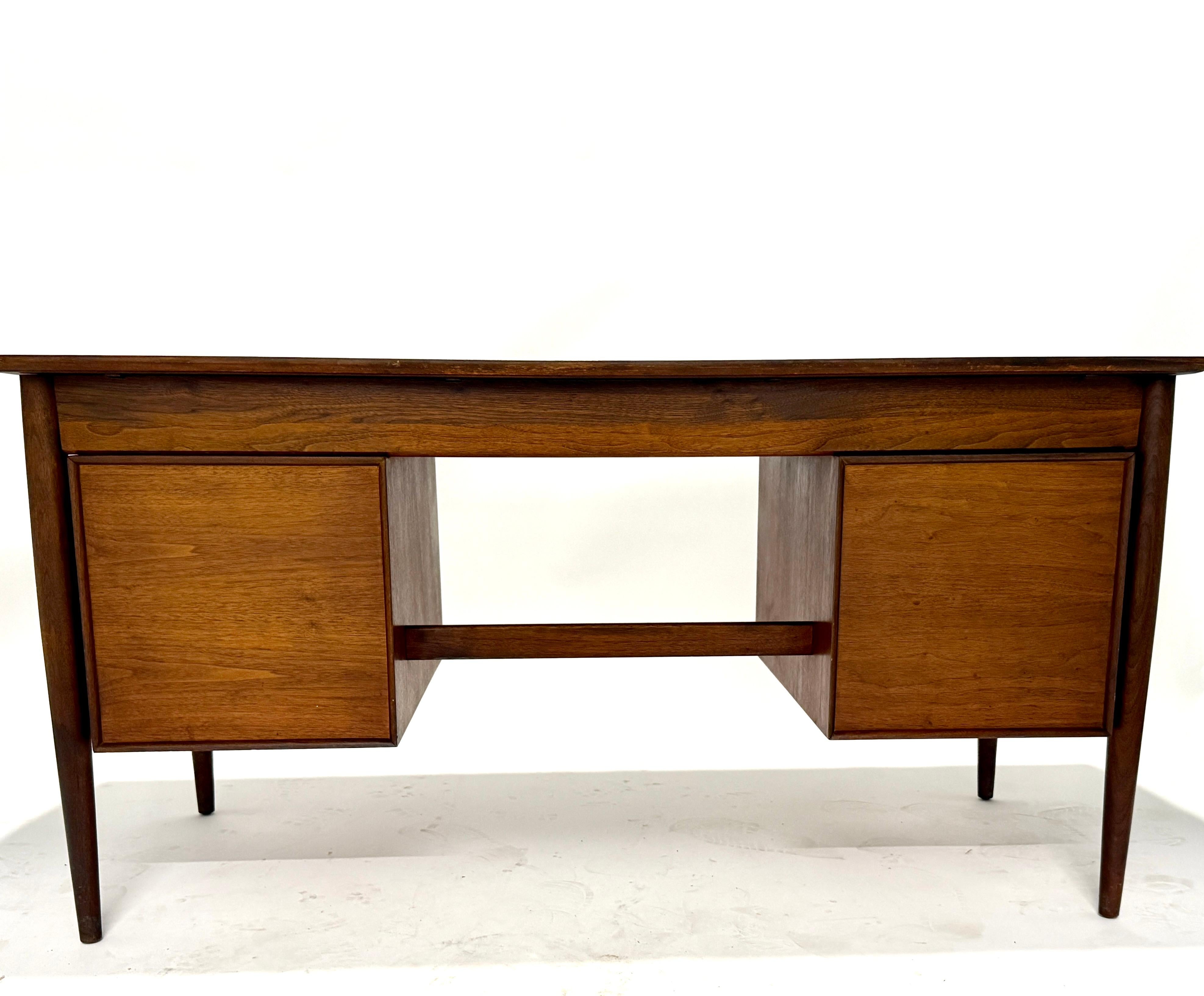 Escritorio ejecutivo moderno de mediados de siglo en nogal de Ramseur Furniture Co. en venta 3
