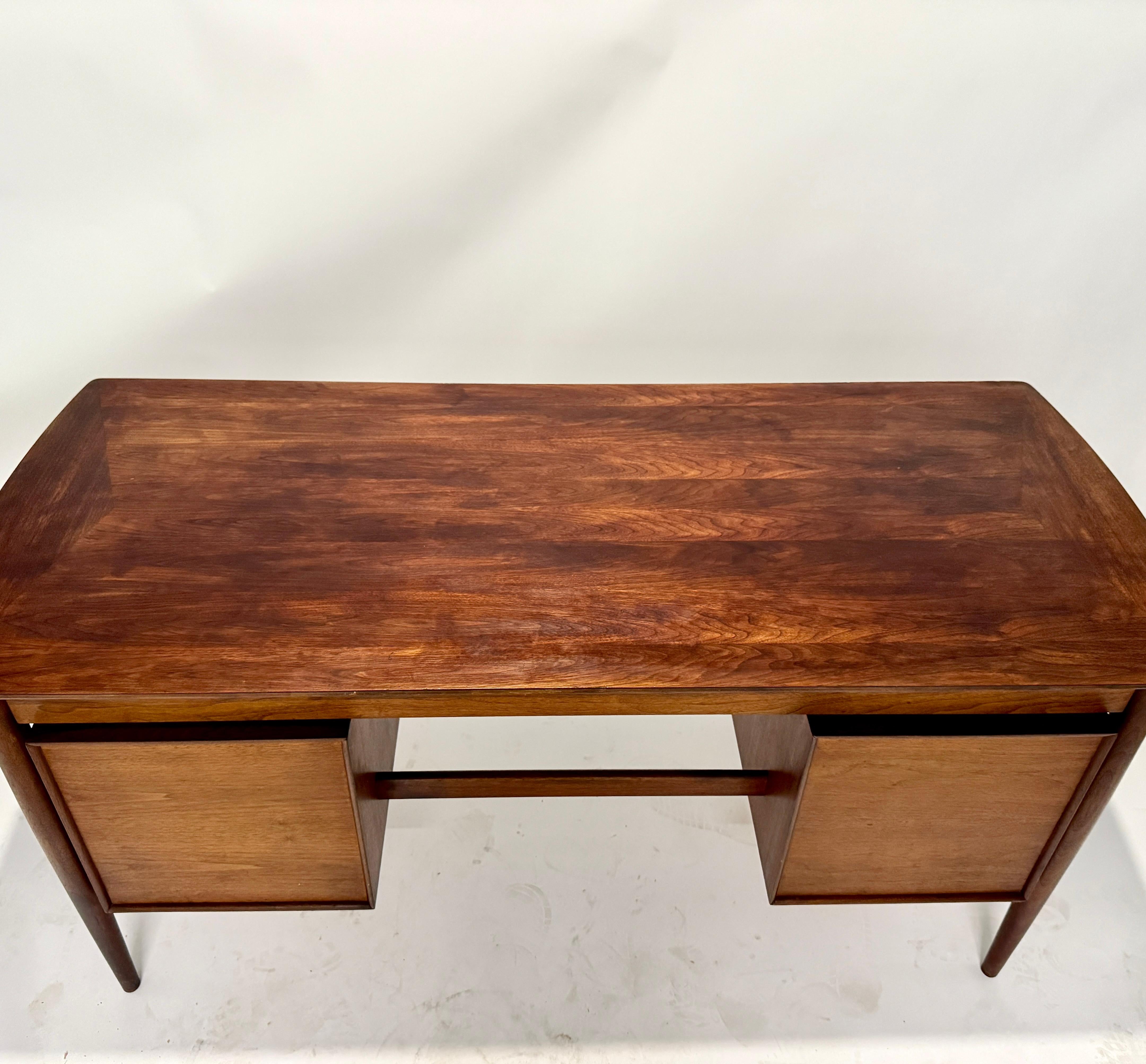 Escritorio ejecutivo moderno de mediados de siglo en nogal de Ramseur Furniture Co. en venta 4