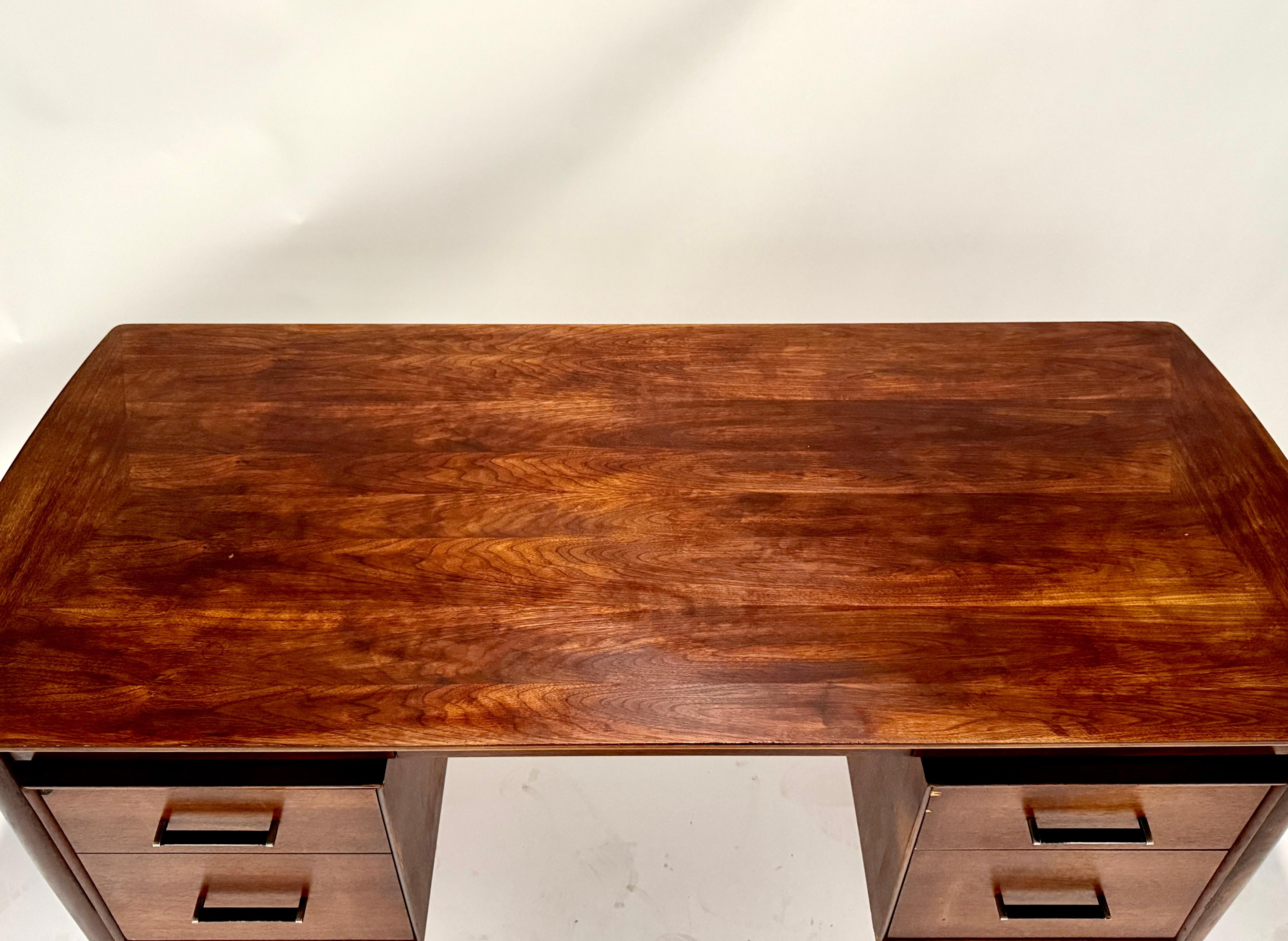 Escritorio ejecutivo moderno de mediados de siglo en nogal de Ramseur Furniture Co. Estadounidense en venta