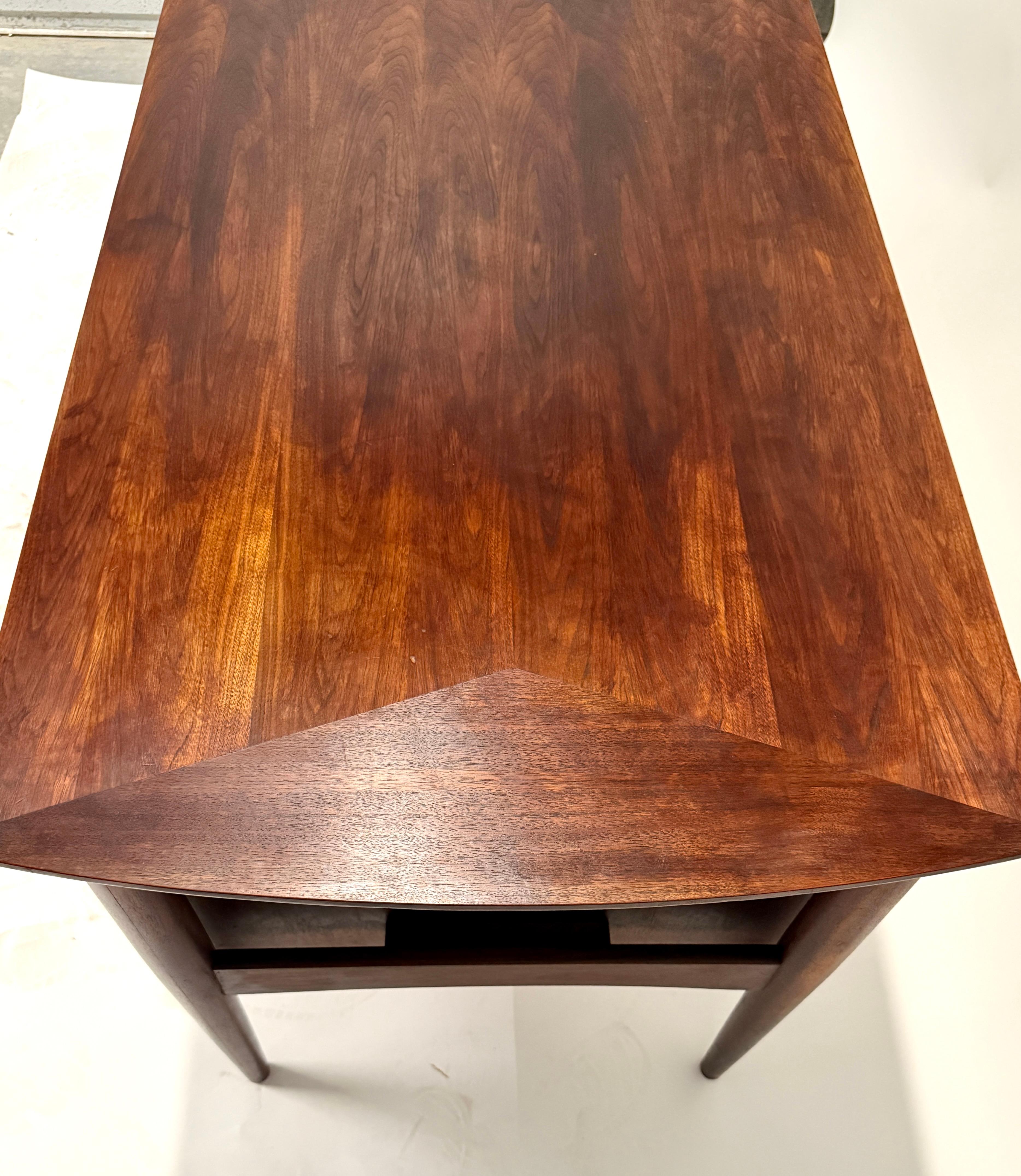 Escritorio ejecutivo moderno de mediados de siglo en nogal de Ramseur Furniture Co. en Bueno estado para la venta en Norwood, NJ