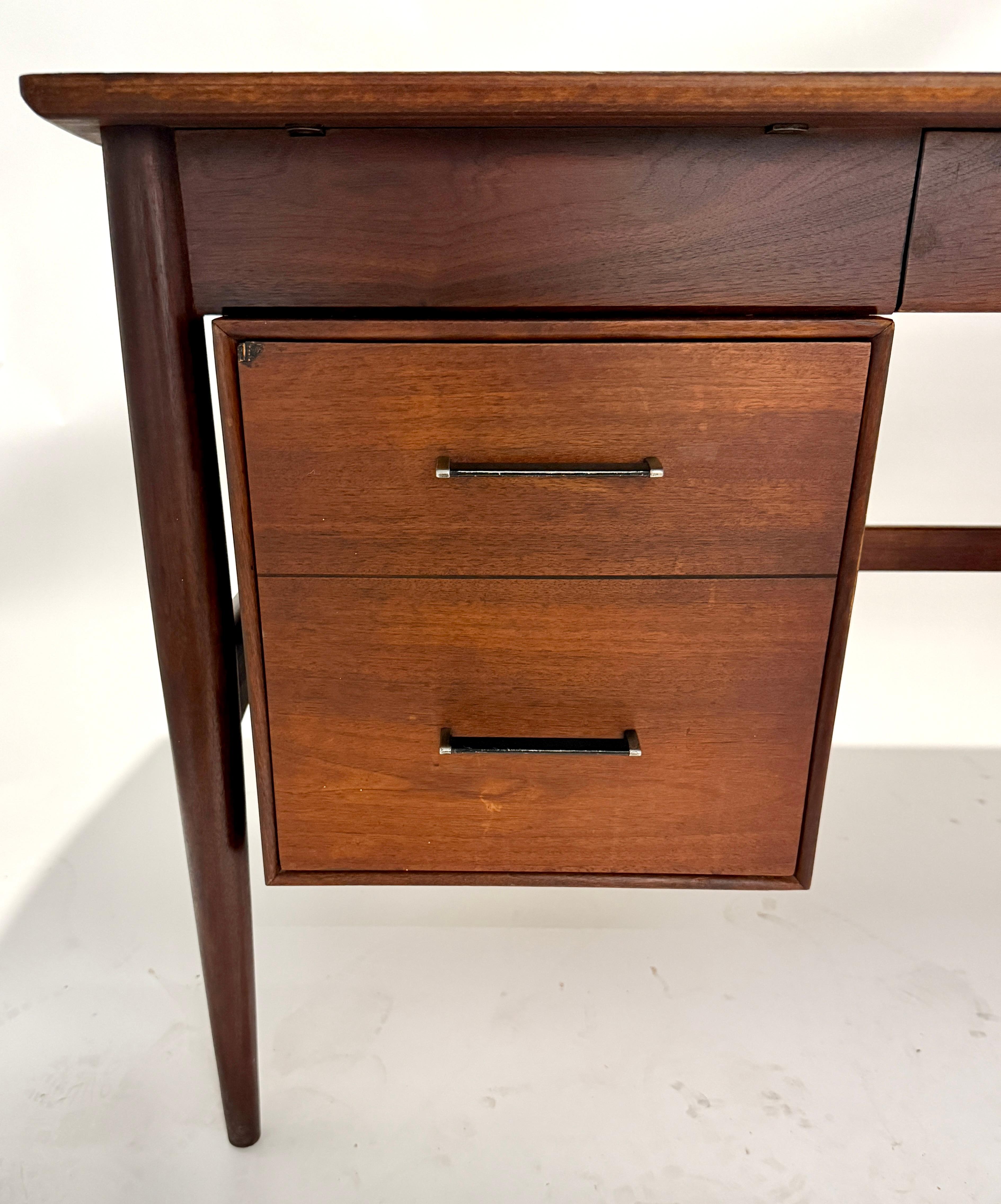 Escritorio ejecutivo moderno de mediados de siglo en nogal de Ramseur Furniture Co. siglo XX en venta