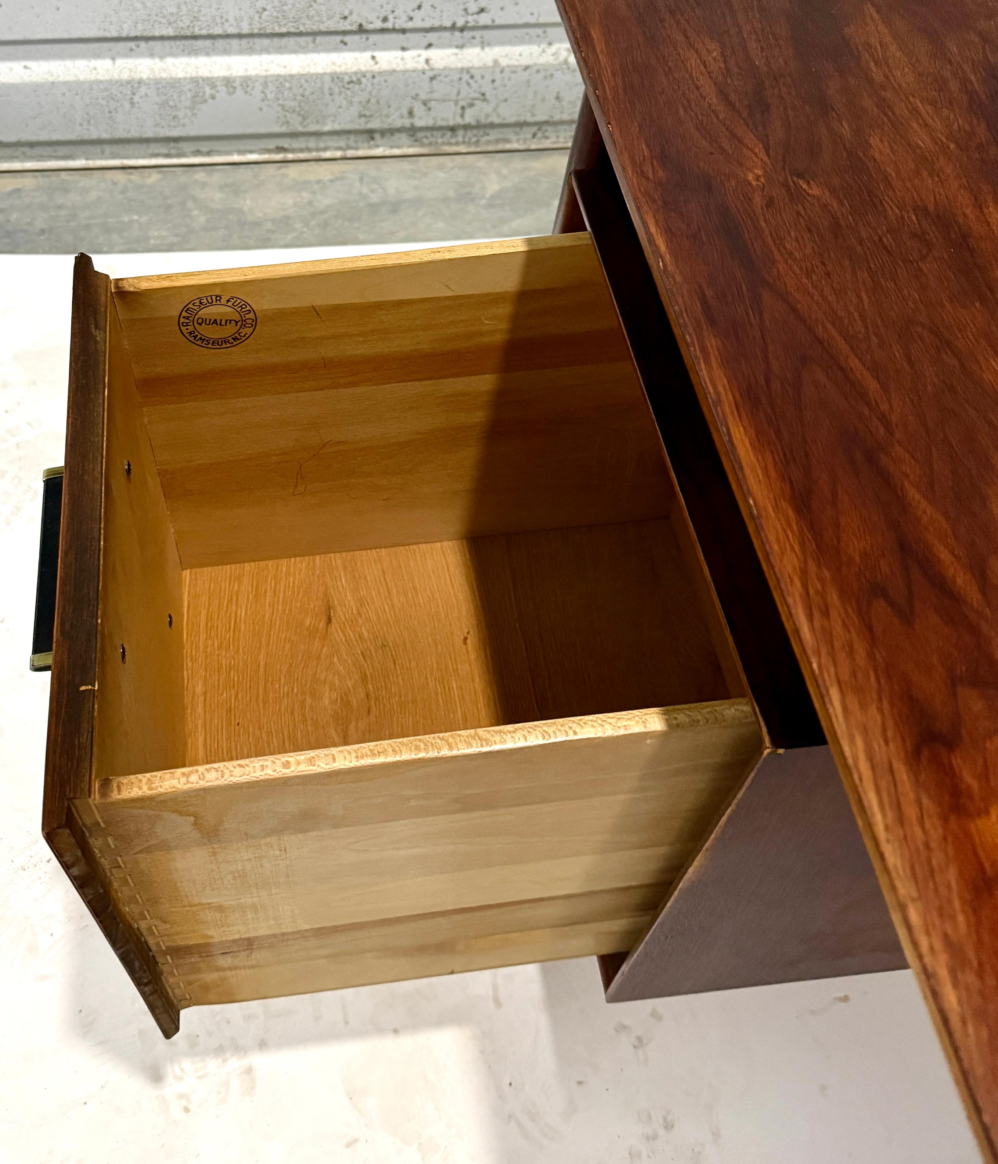 Escritorio ejecutivo moderno de mediados de siglo en nogal de Ramseur Furniture Co. en venta 1