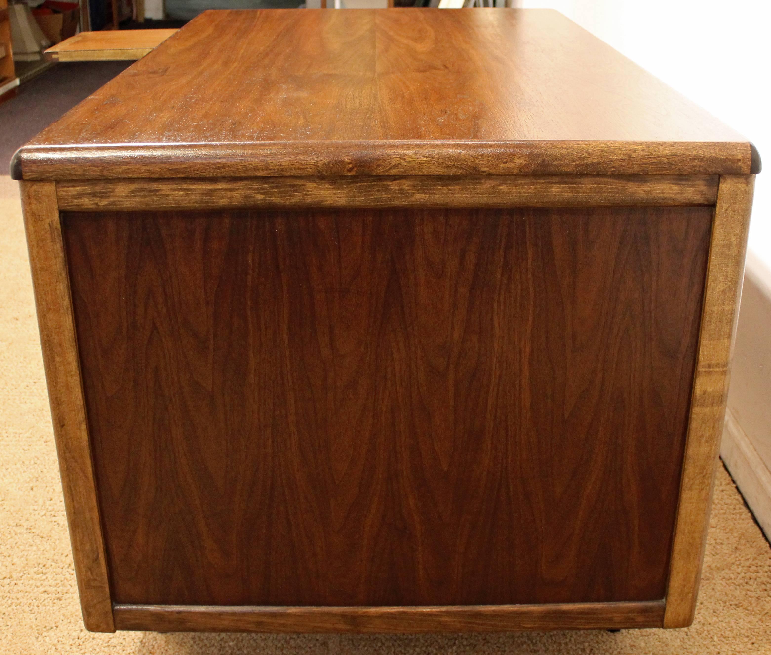 Mid-Century Modern Walnut Executive Desk with Pull-Out Shelves In Excellent Condition In Wilmington, DE