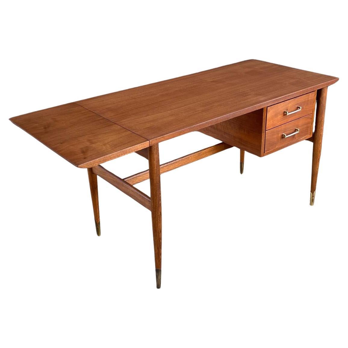 Neu lackiert – ausziehbarer Schreibtisch aus Nussbaumholz von Lane, Mid-Century Modern