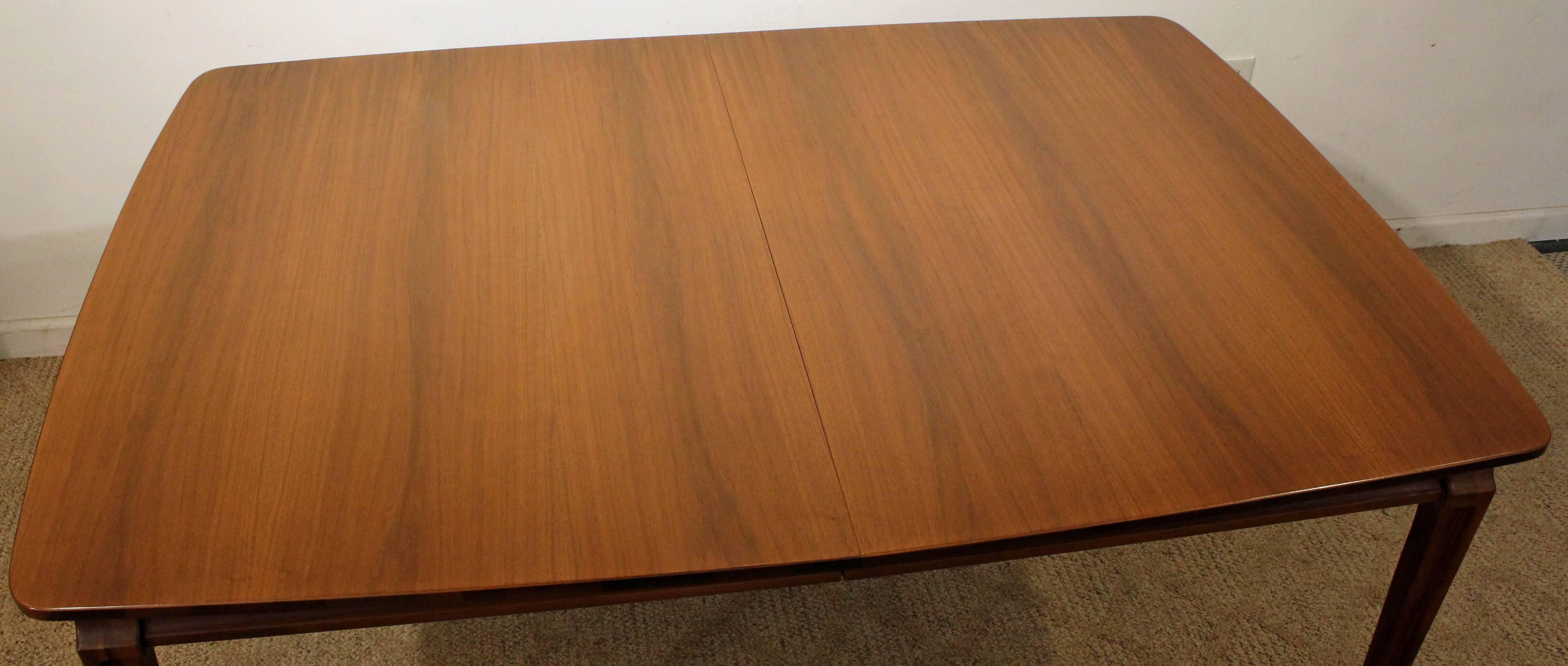 Mid-Century Modern Walnut Extendable Dining Table In Excellent Condition In Wilmington, DE