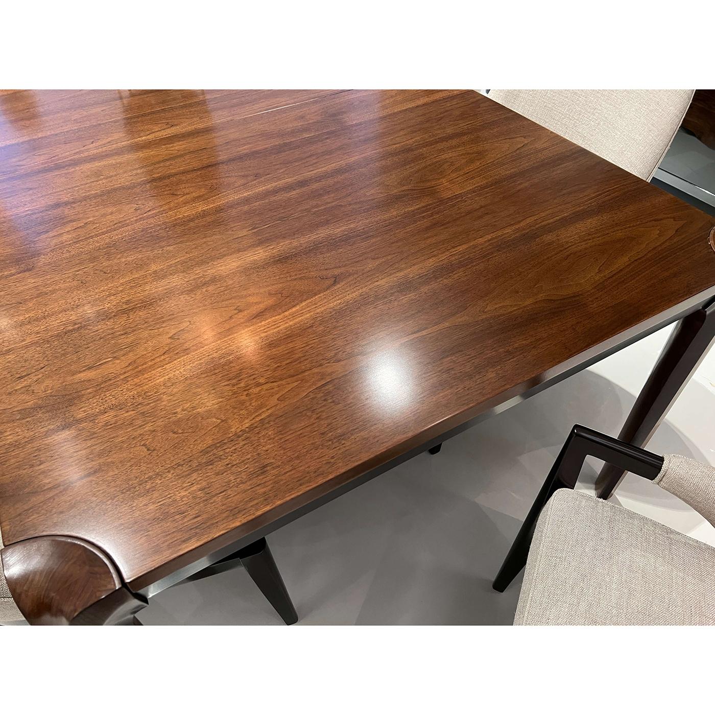 Tavolo da pranzo allungabile in legno di noce di stile moderno del Medioevo in vendita 12