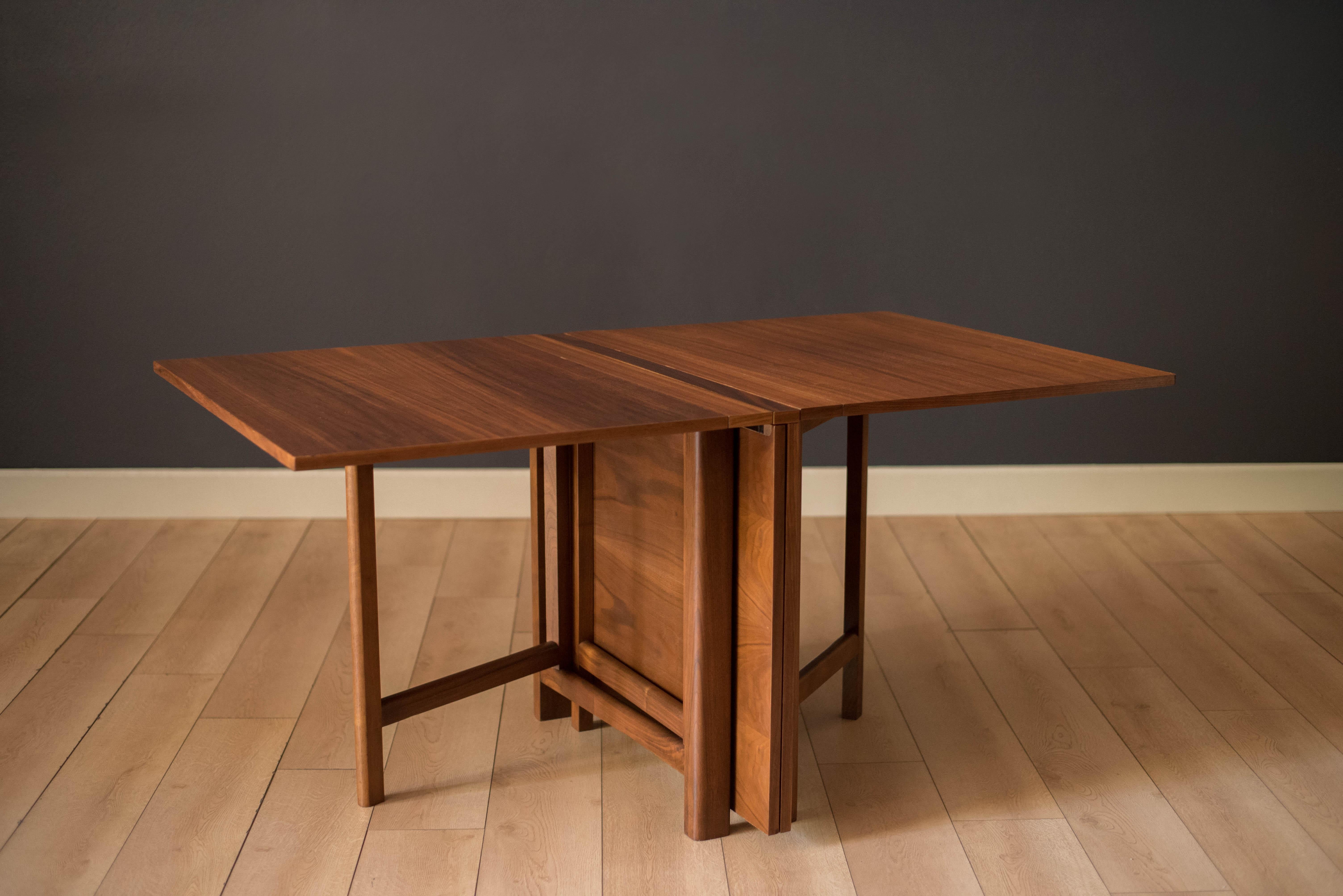 Mid-Century Modern Walnut Extending Drop Leaf Dining Table In Good Condition In San Jose, CA