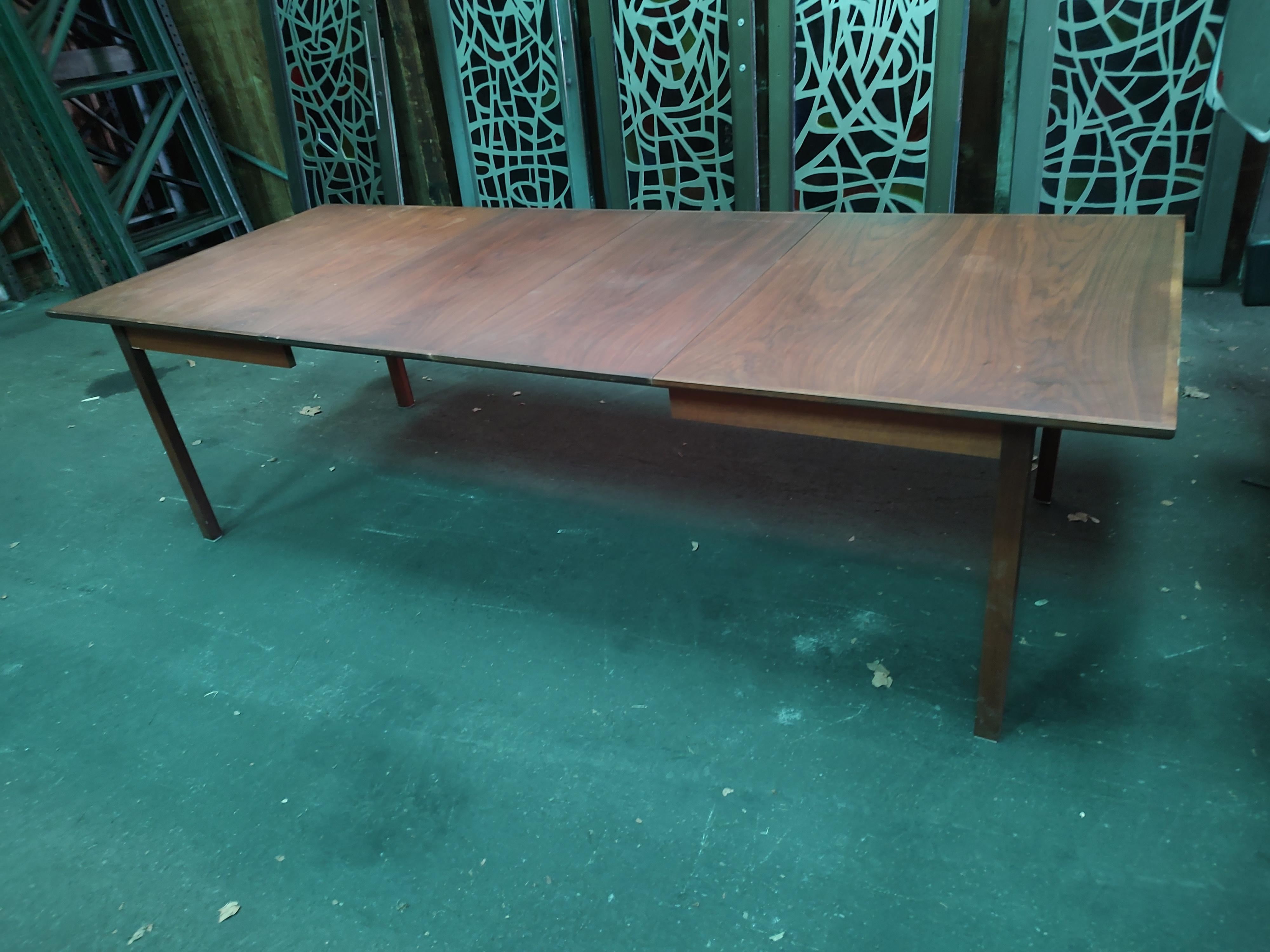 Mid Century Modern Walnut Extension Dining Room Table  im Angebot 2