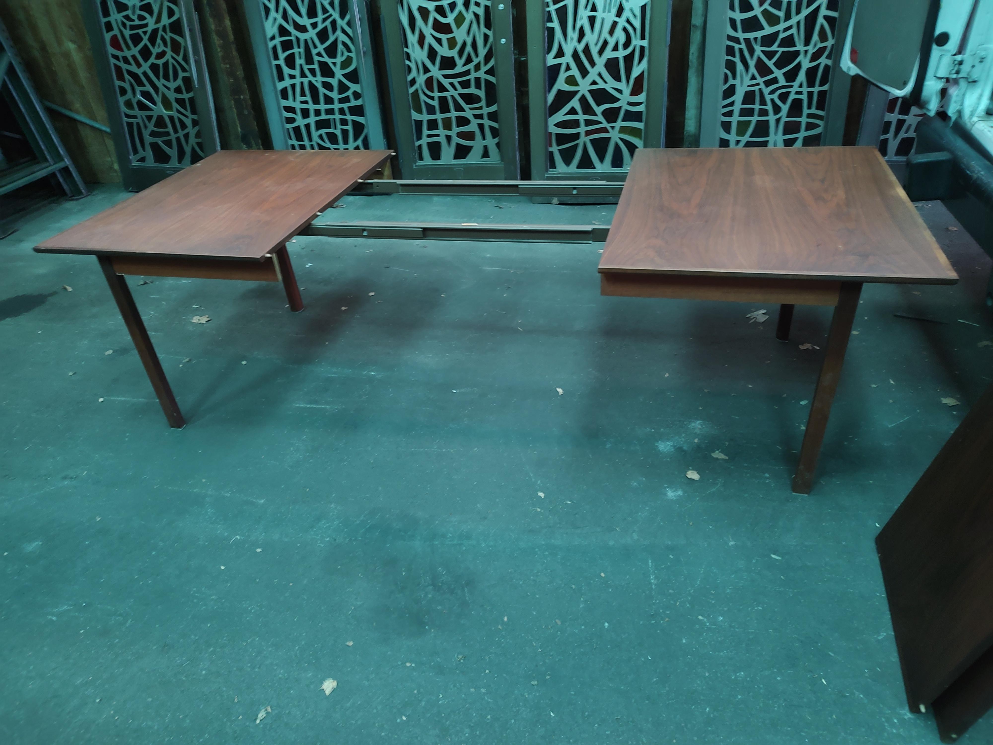Mid Century Modern Walnut Extension Dining Room Table  For Sale 4