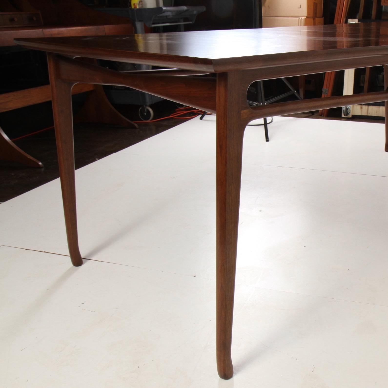 Mid-Century Modern Walnut Extension Dining Table In Good Condition In New London, CT