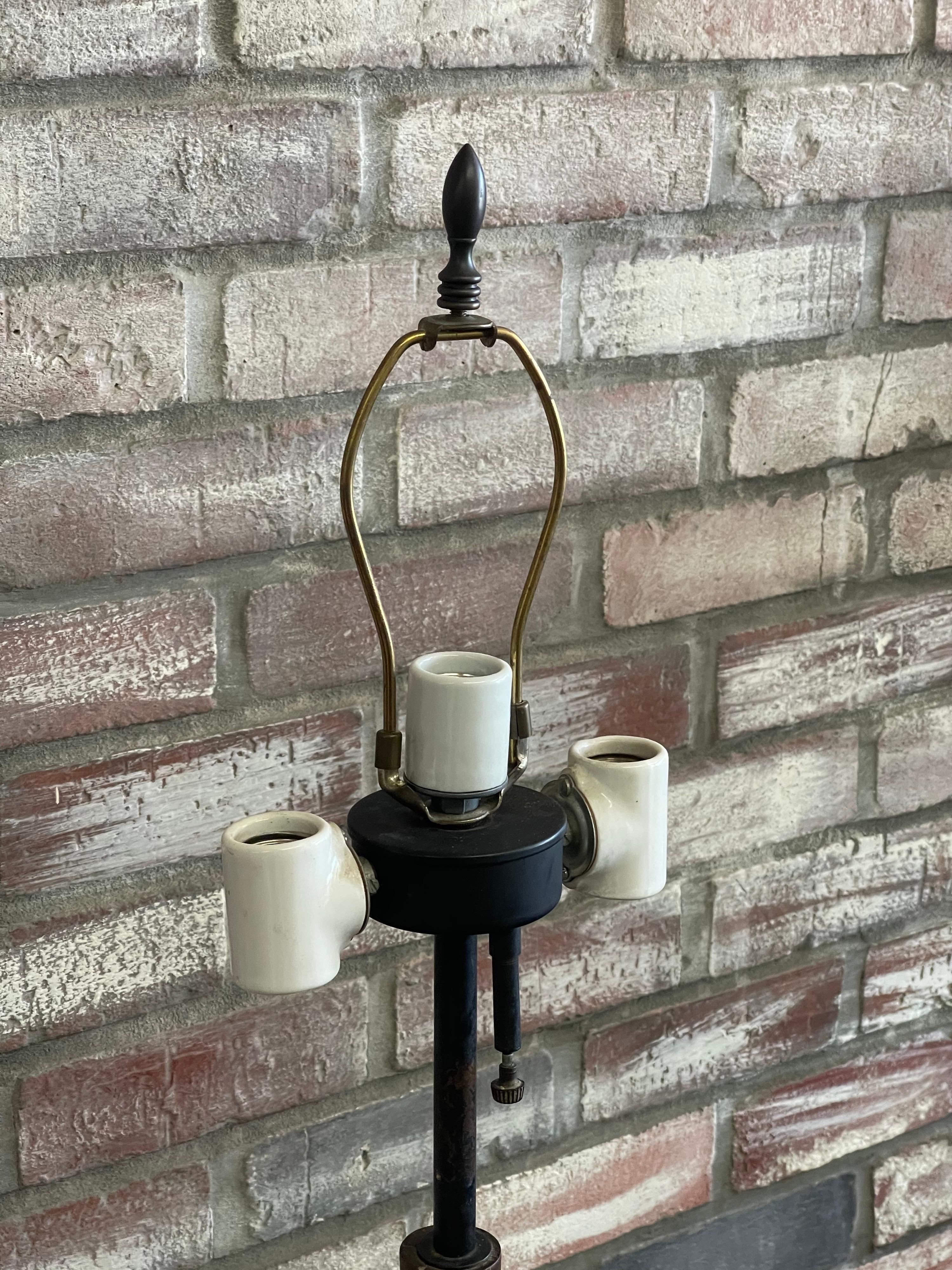 Lámpara de pie de nogal moderna de mediados de siglo en venta 3