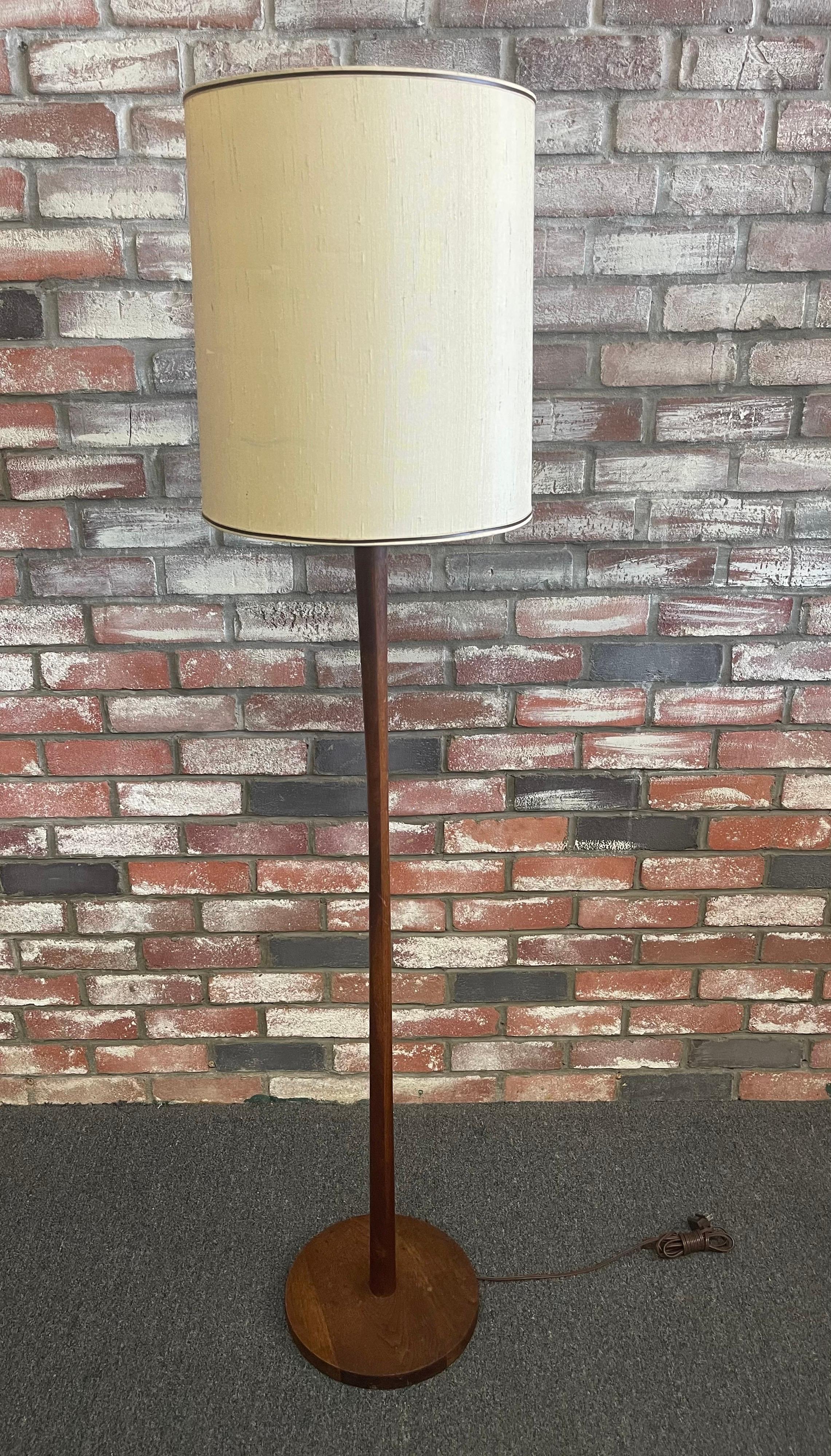 Mid-Century Modern Walnut Floor Lamp For Sale 4