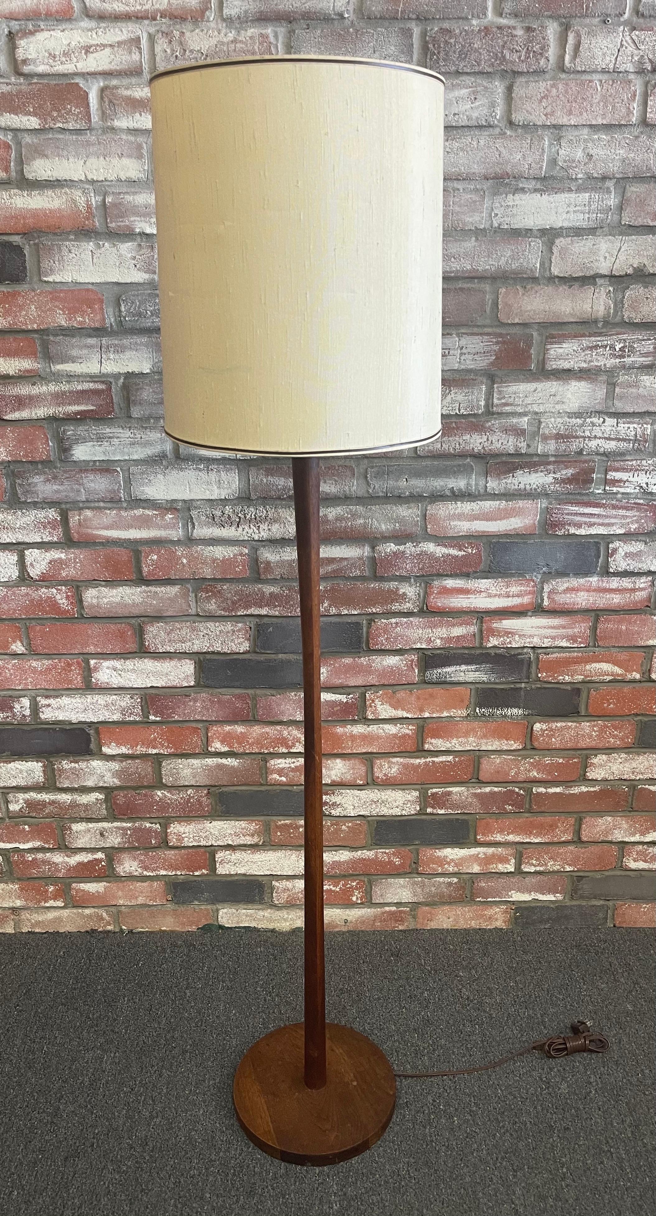 Mid-Century Modern walnut floor lamp with original shade, circa 1950s. The lamp is in good vintage condition and measures 60.5