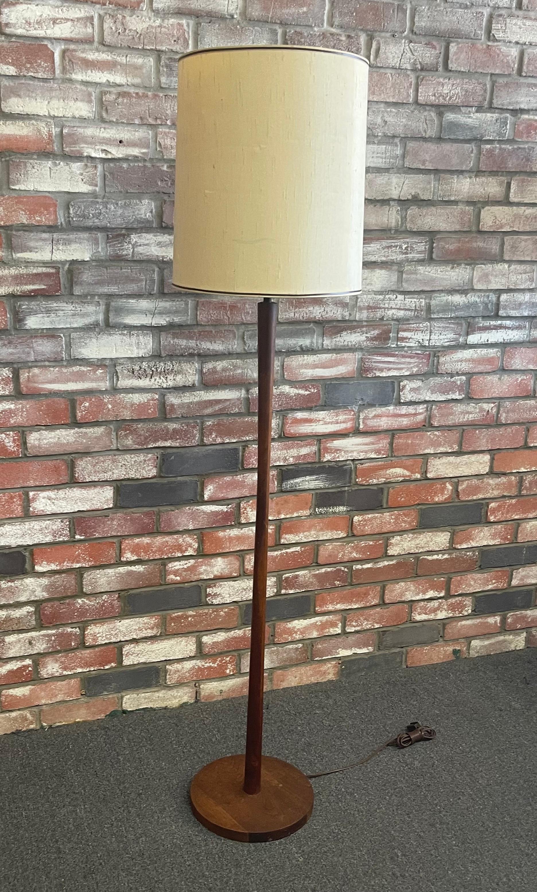 Mid-Century Modern Walnut Floor Lamp In Good Condition For Sale In San Diego, CA