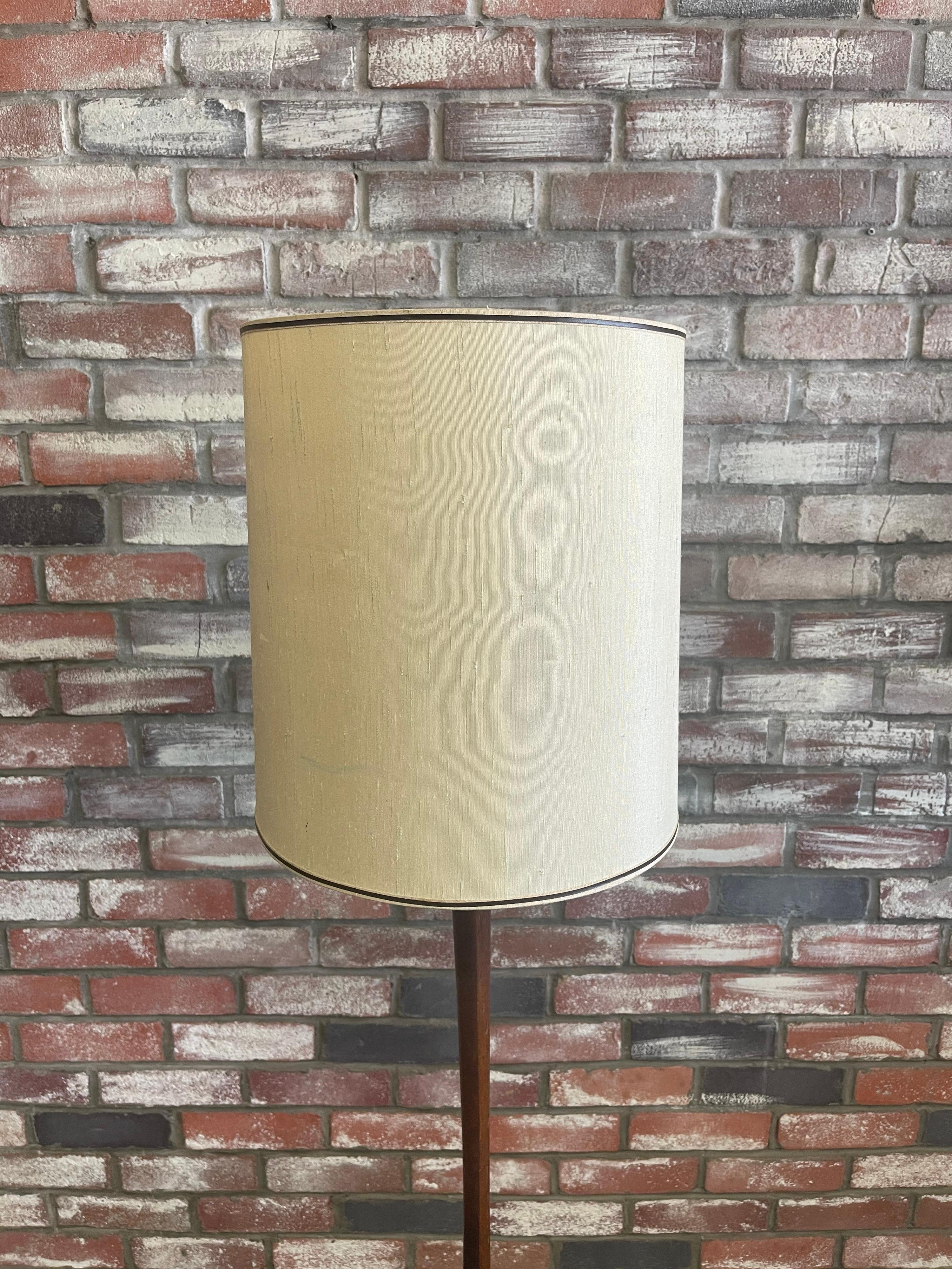 20th Century Mid-Century Modern Walnut Floor Lamp For Sale