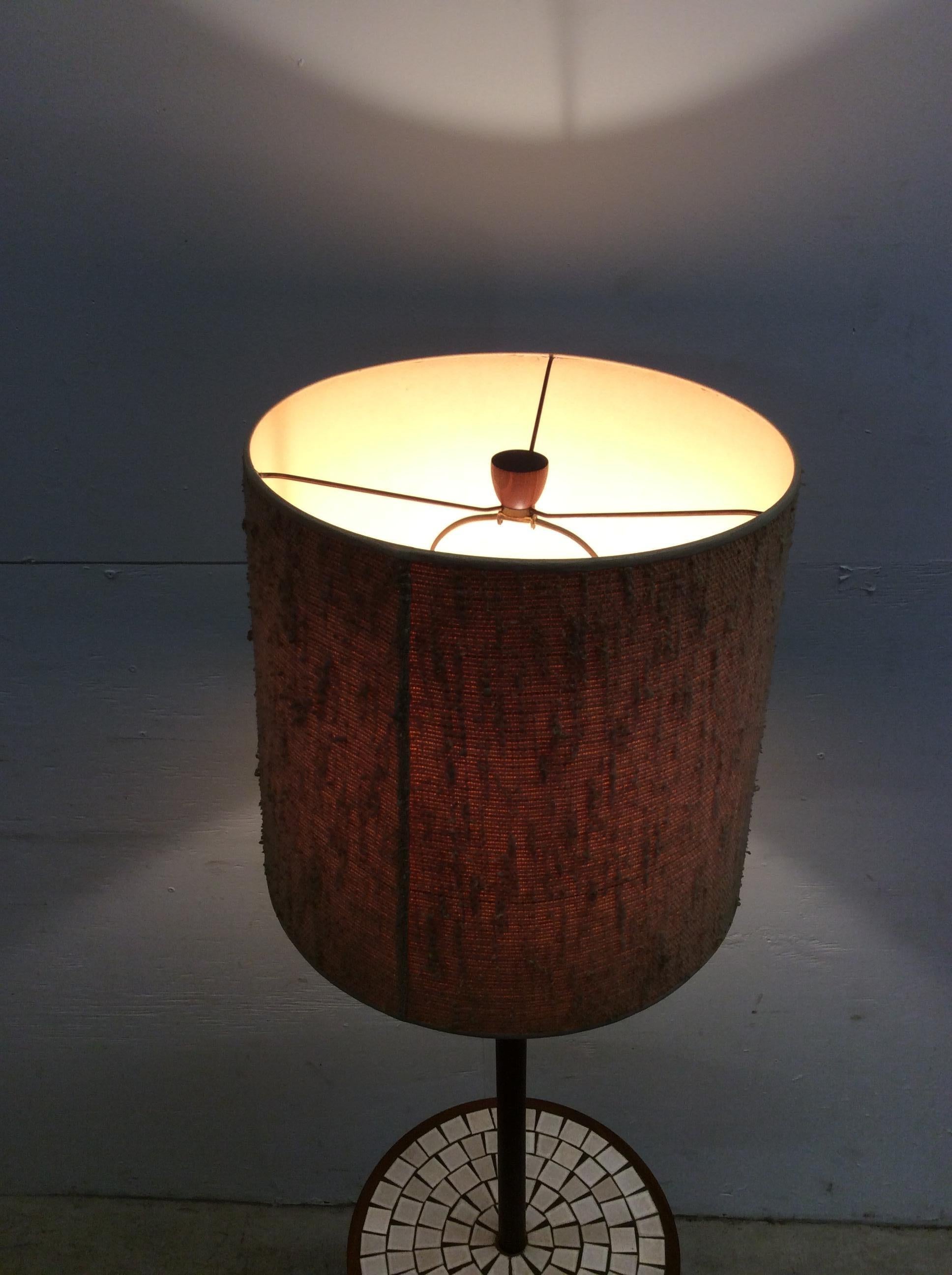 Mid Century Modern Stehlampe aus Nussbaumholz mit Mosaikfliesentisch im Angebot 10