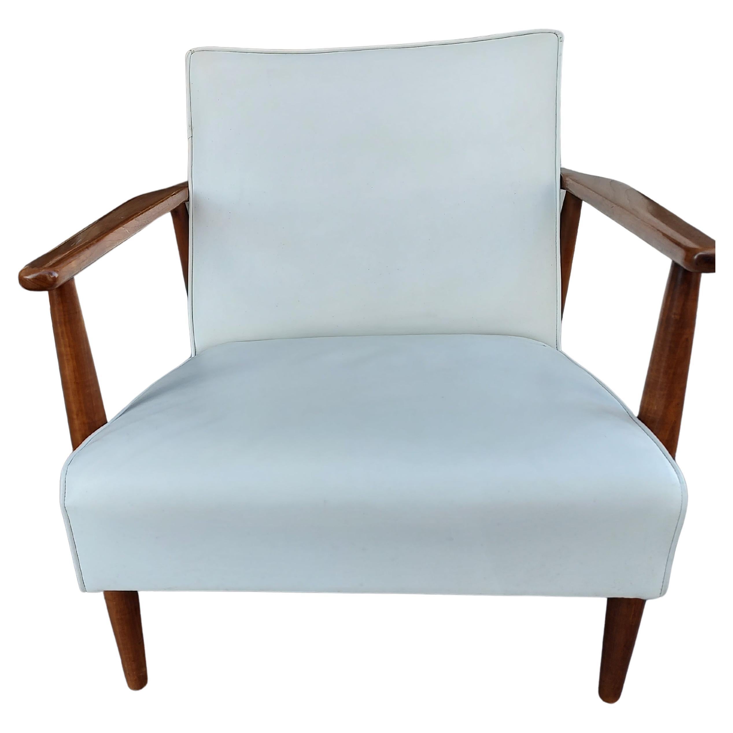 Hand-Crafted Mid-Century Modern Walnut Frame Lounge Chair by Viko Baumritter For Sale