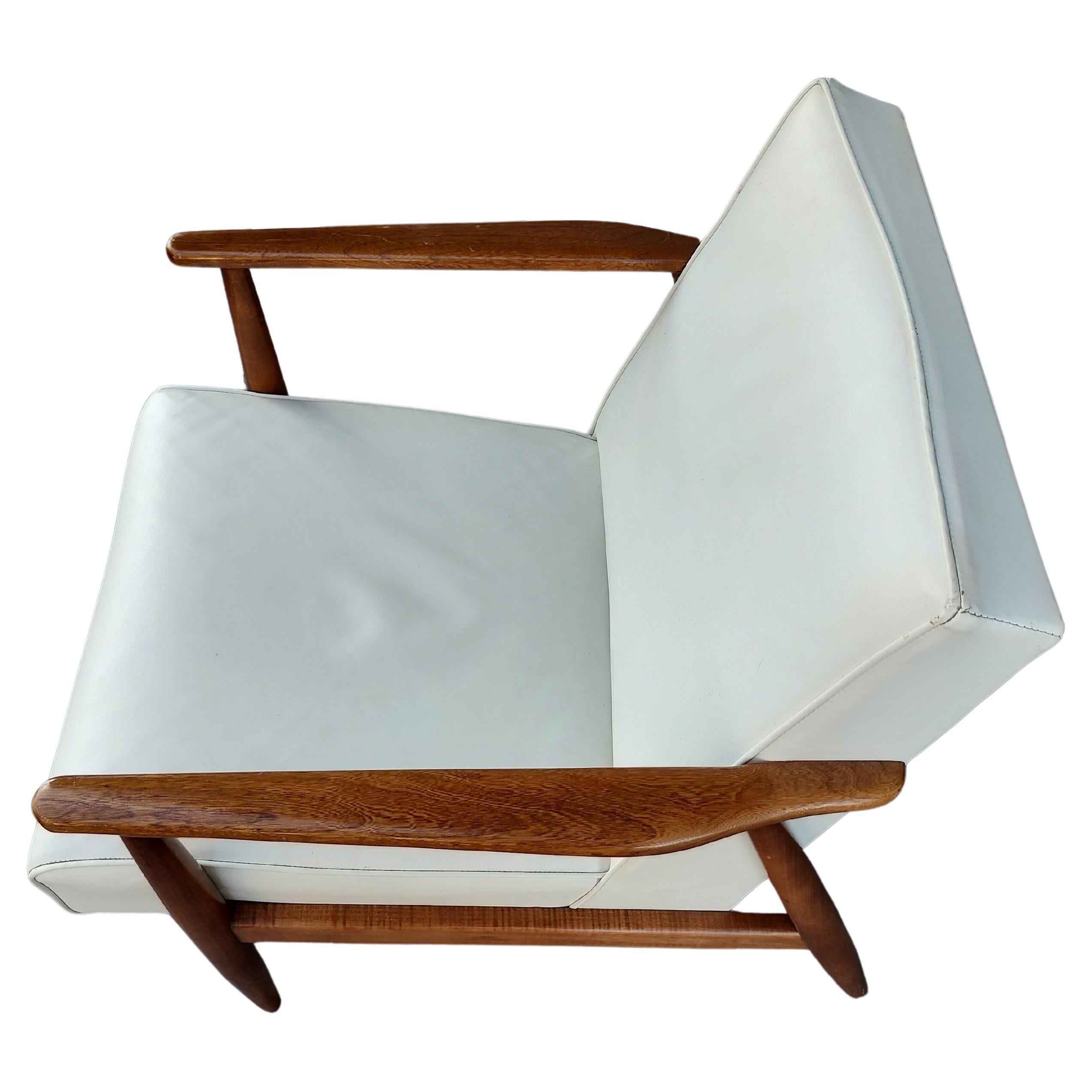 Mid-Century Modern Walnut Frame Lounge Chair by Viko Baumritter In Good Condition For Sale In Port Jervis, NY