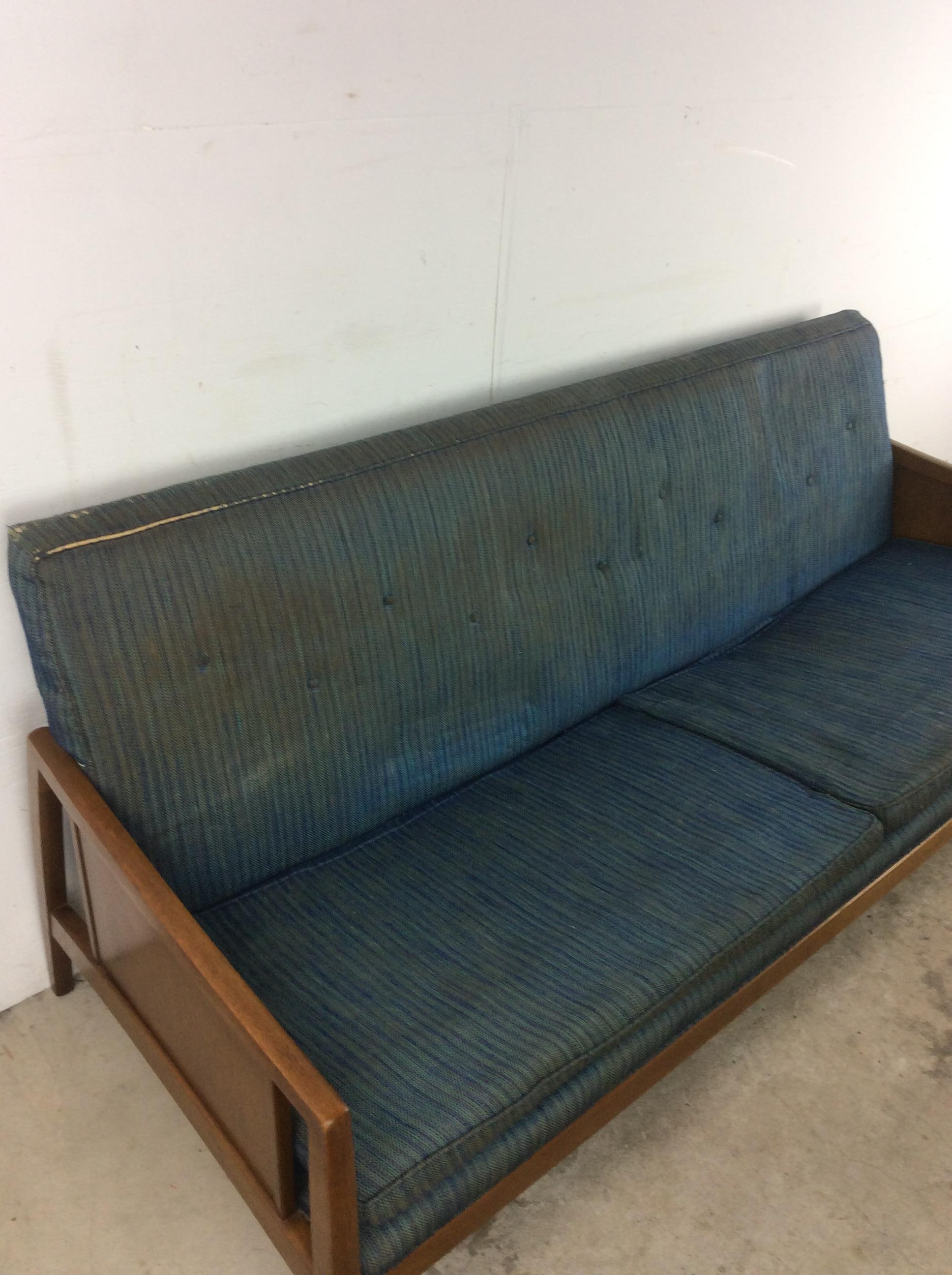 Dieses Mid-Century Modern Sofa von Drexel Furniture zeichnet sich durch eine Hartholzkonstruktion, eine originale Walnussoberfläche, eine blaue Vintage-Polsterung mit abnehmbaren Kissen, wunderschön gearbeitete Armlehnen und konisch zulaufende Beine