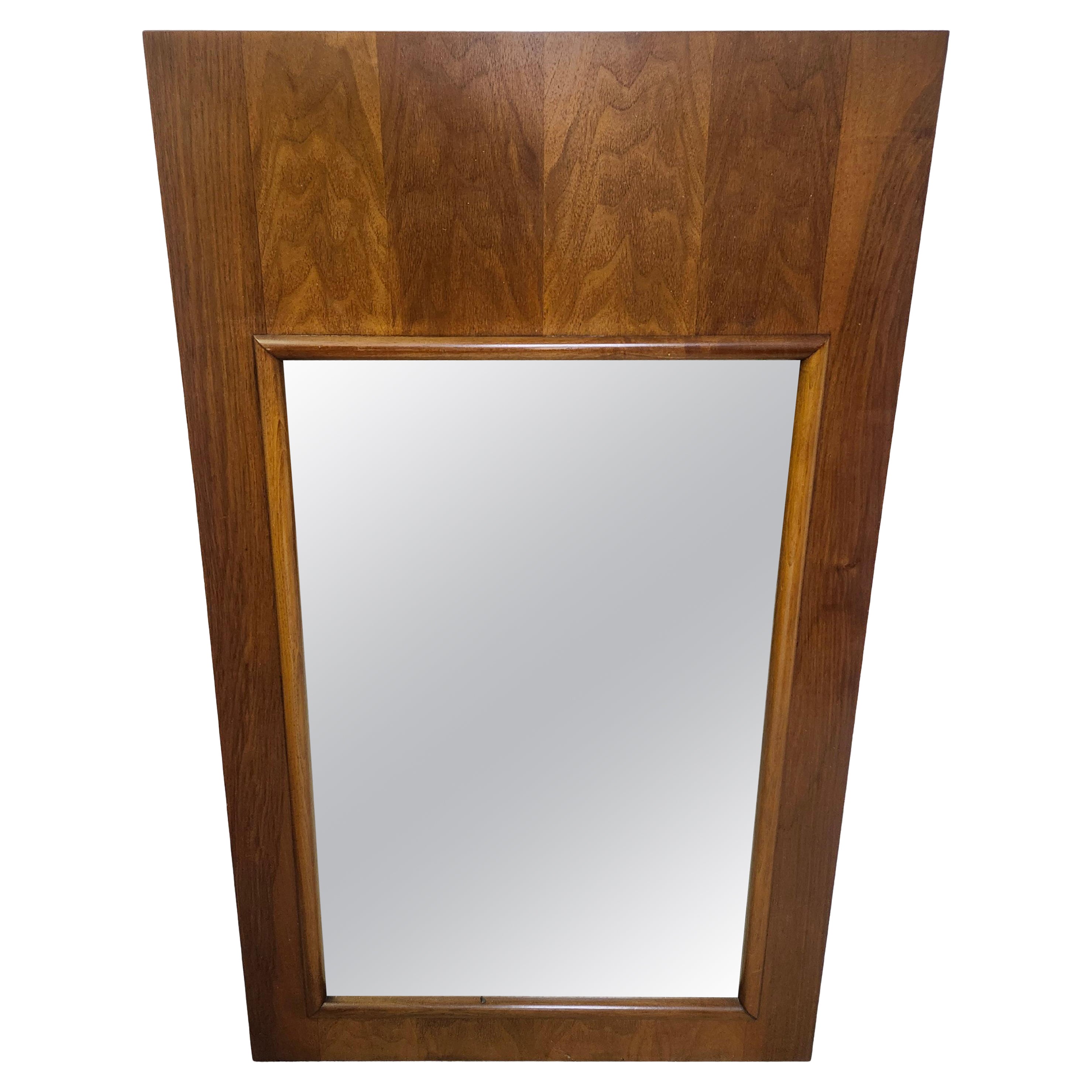 Miroir à encadrement en noyer du milieu du siècle par Edward Wormley pour Widdicomb C1960 en vente