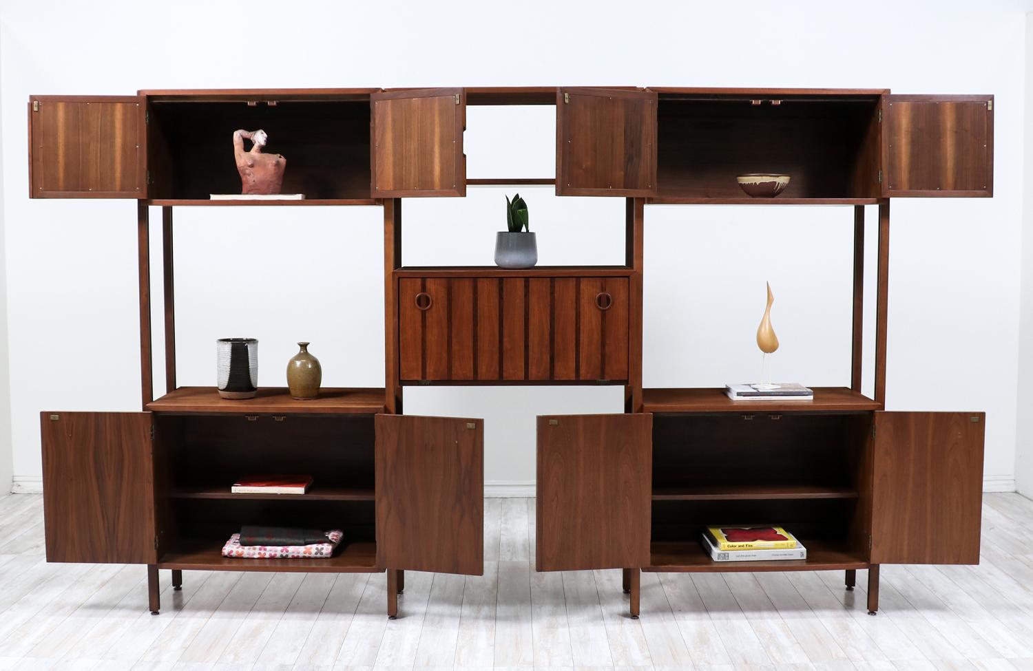  Expertly Restored - Mid-Century Modern Walnut Free-Standing Bookshelf Unit In Excellent Condition For Sale In Los Angeles, CA