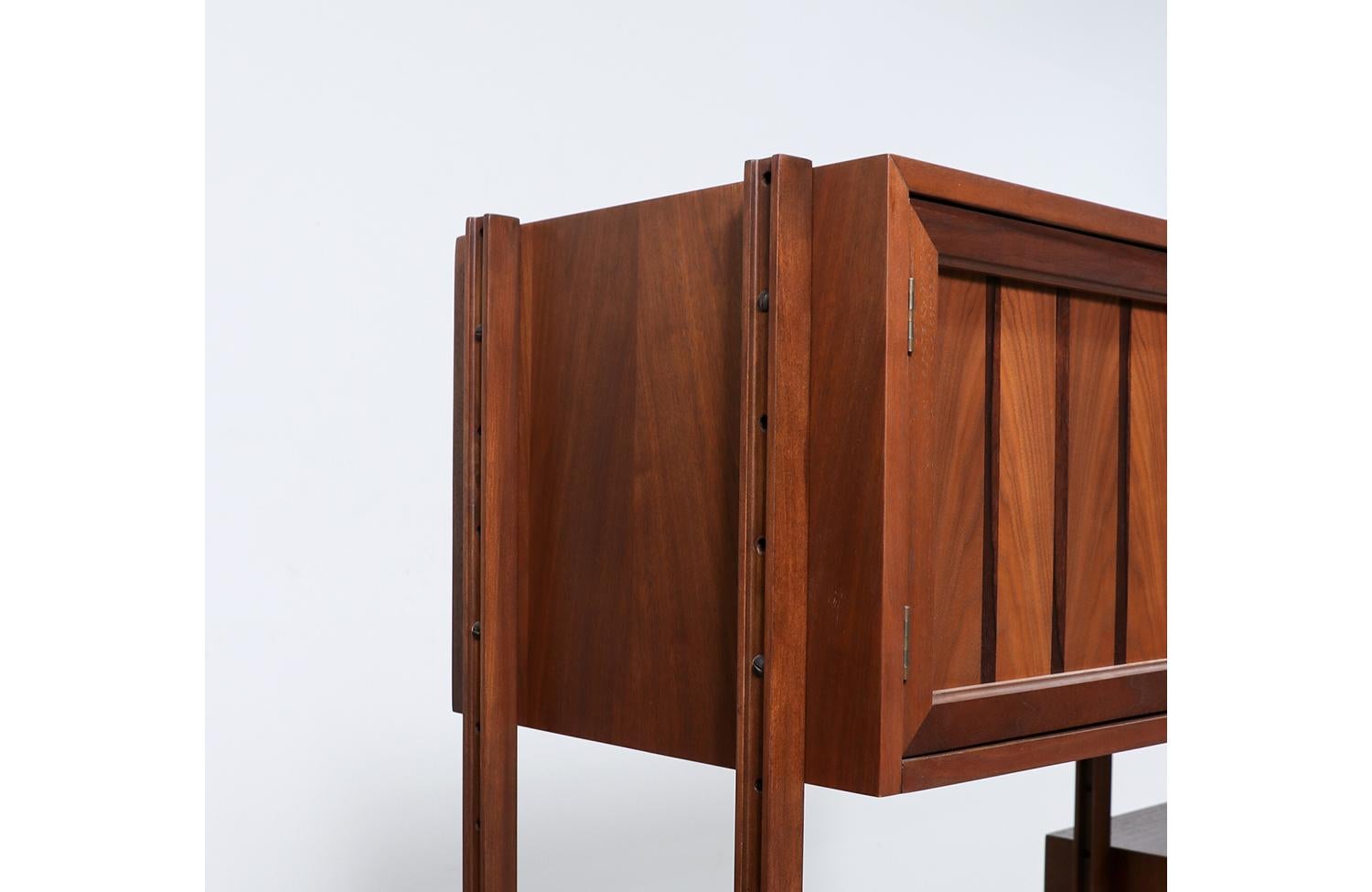  Expertly Restored - Mid-Century Modern Walnut Free-Standing Bookshelf Unit For Sale 3