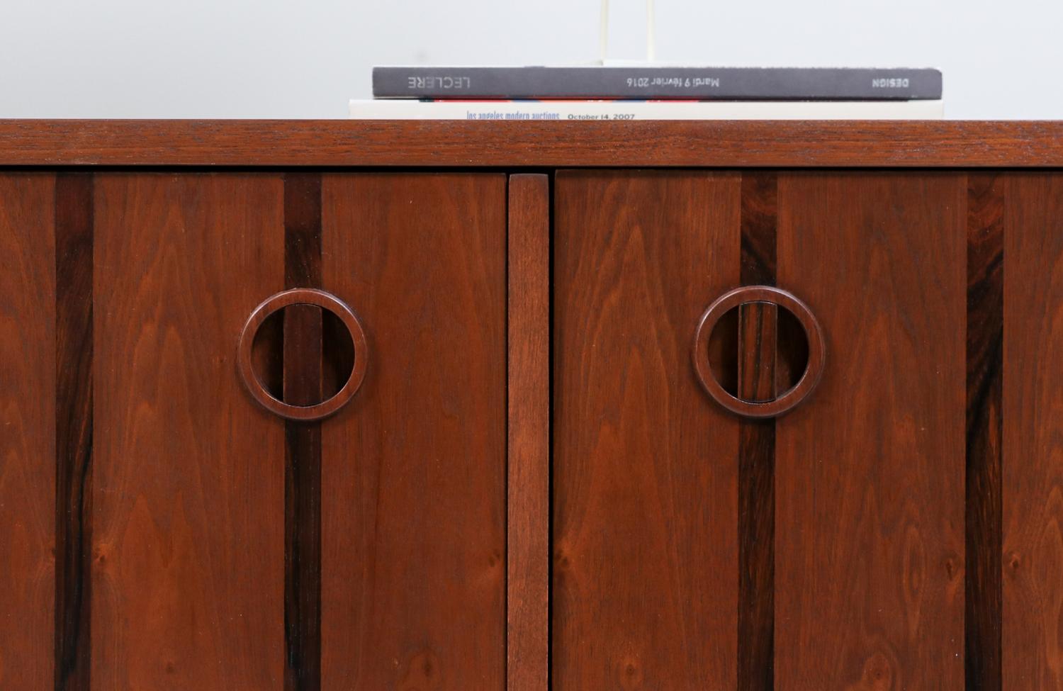  Fachmännisch restauriert – freistehender Bücherregalschrank aus Nussbaumholz, Mid-Century Modern im Angebot 3
