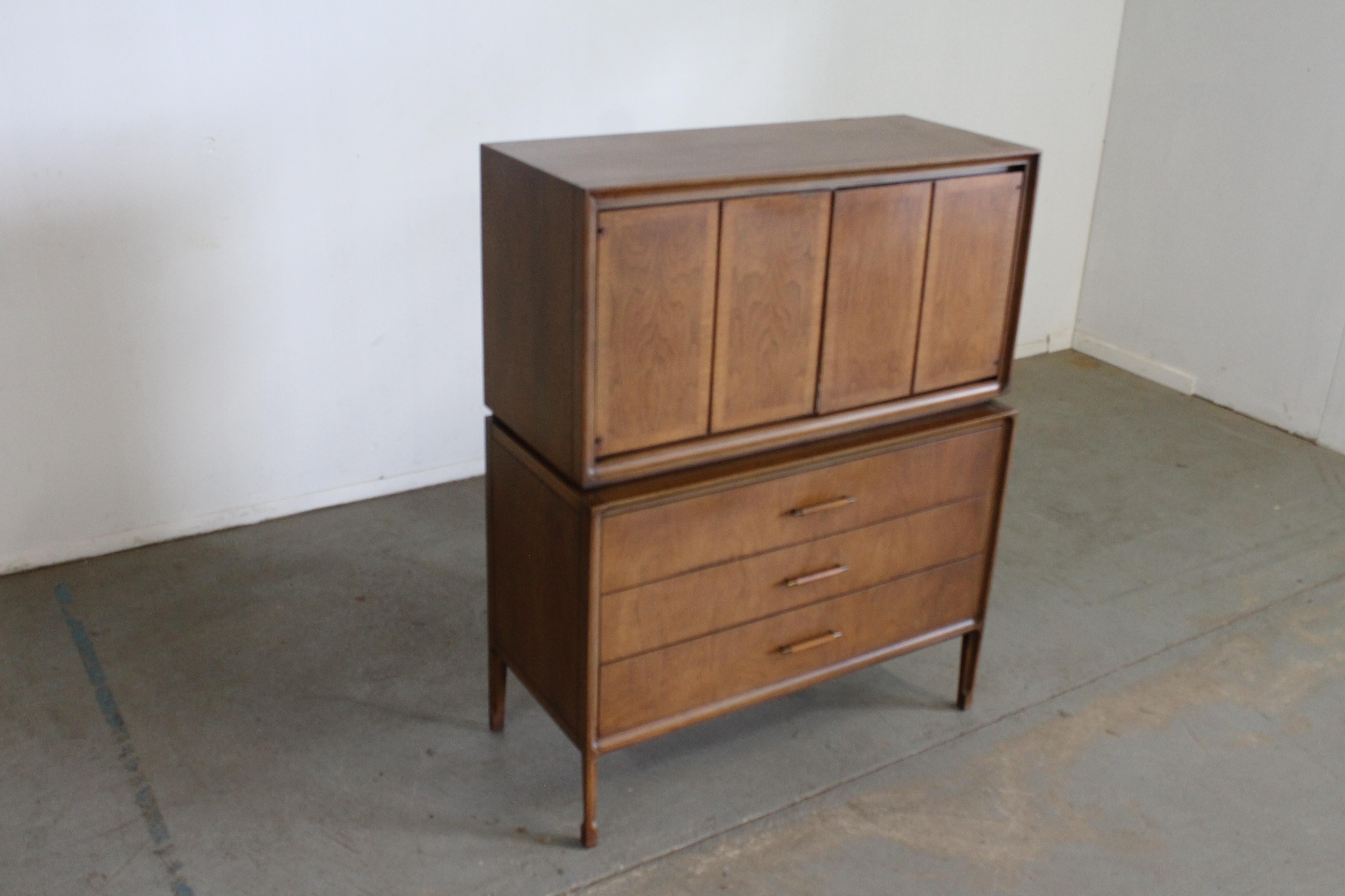 Mid-Century Modern Walnut Gentleman's tall chest

Offered is an excellent example of American mid-century modern design; a walnut dresser from the 1960's. Features dovetailed drawers with tapered legs and sculpted pulls. It is in good original