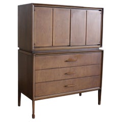 Grande commode pour homme en noyer, moderne du milieu du siècle dernier, par United