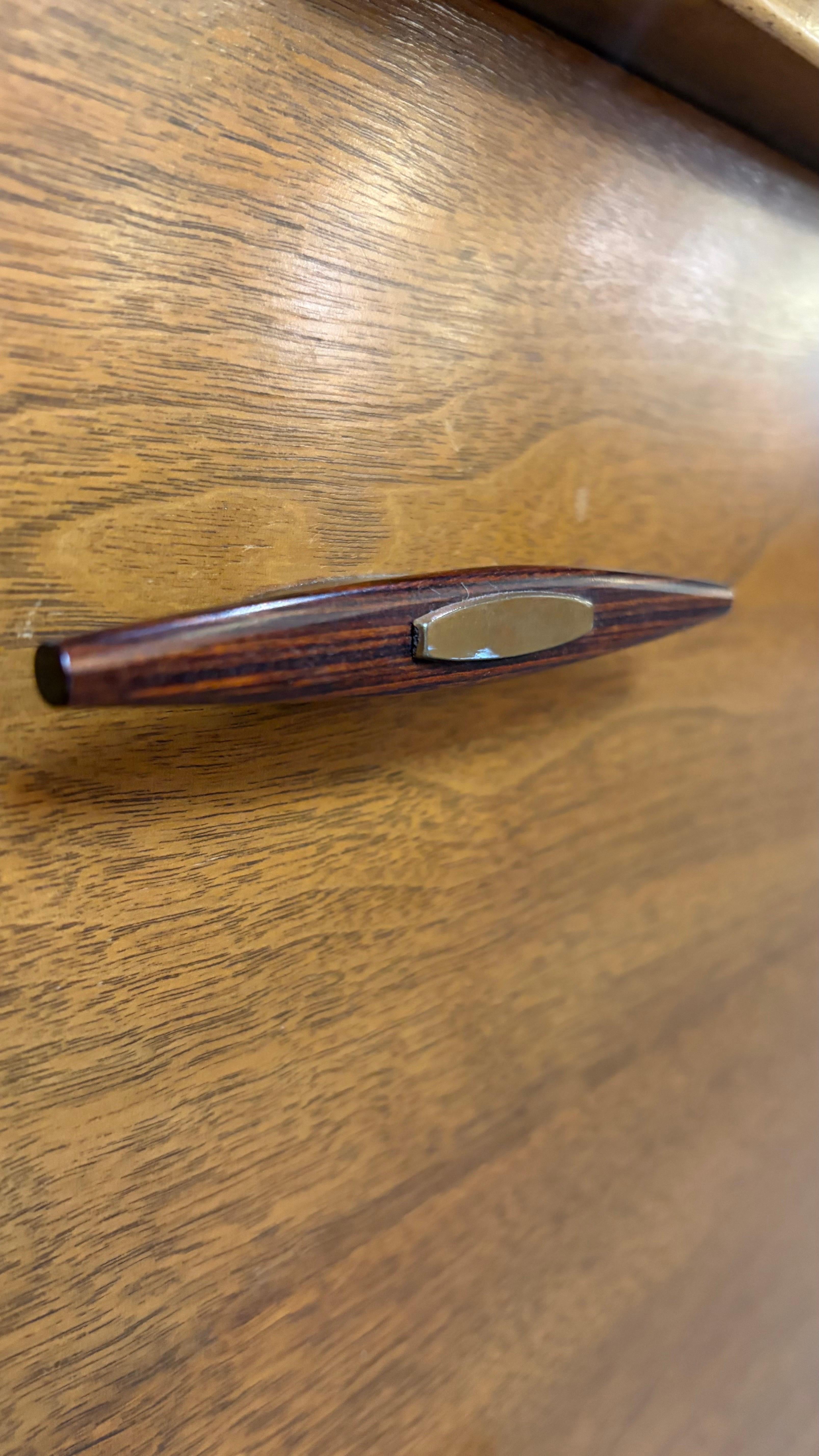 Cofre de caballero moderno de mediados de siglo en nogal by Century Furniture en venta 3