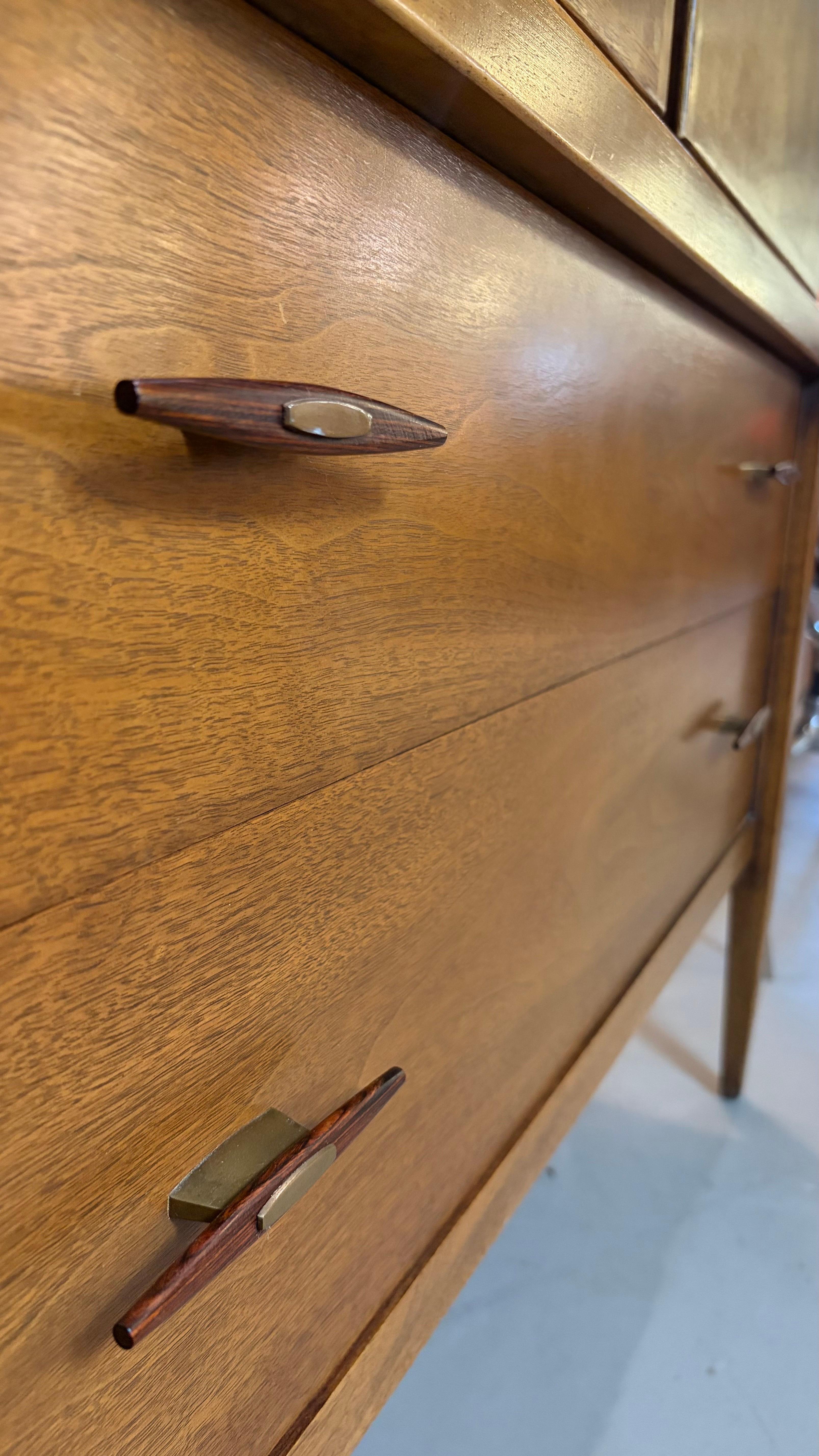 Cofre de caballero moderno de mediados de siglo en nogal by Century Furniture en venta 4