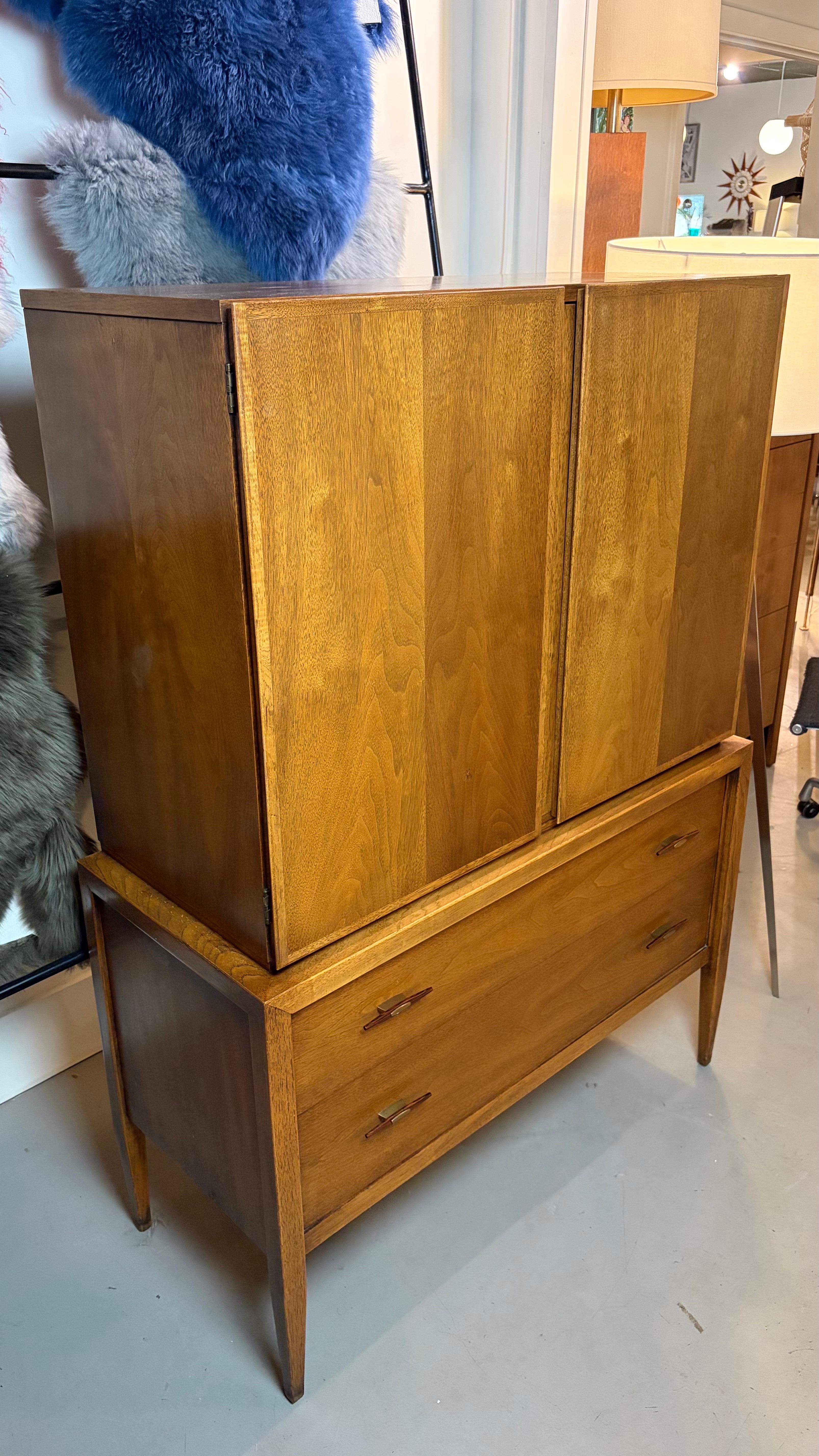 Arcón de caballero de mediados de siglo by Century Furniture

Una mezcla atemporal de forma y funcionalidad, este baúl de mediados de siglo para caballero de Century Furniture muestra la artesanía característica de la marca y su refinada sencillez.