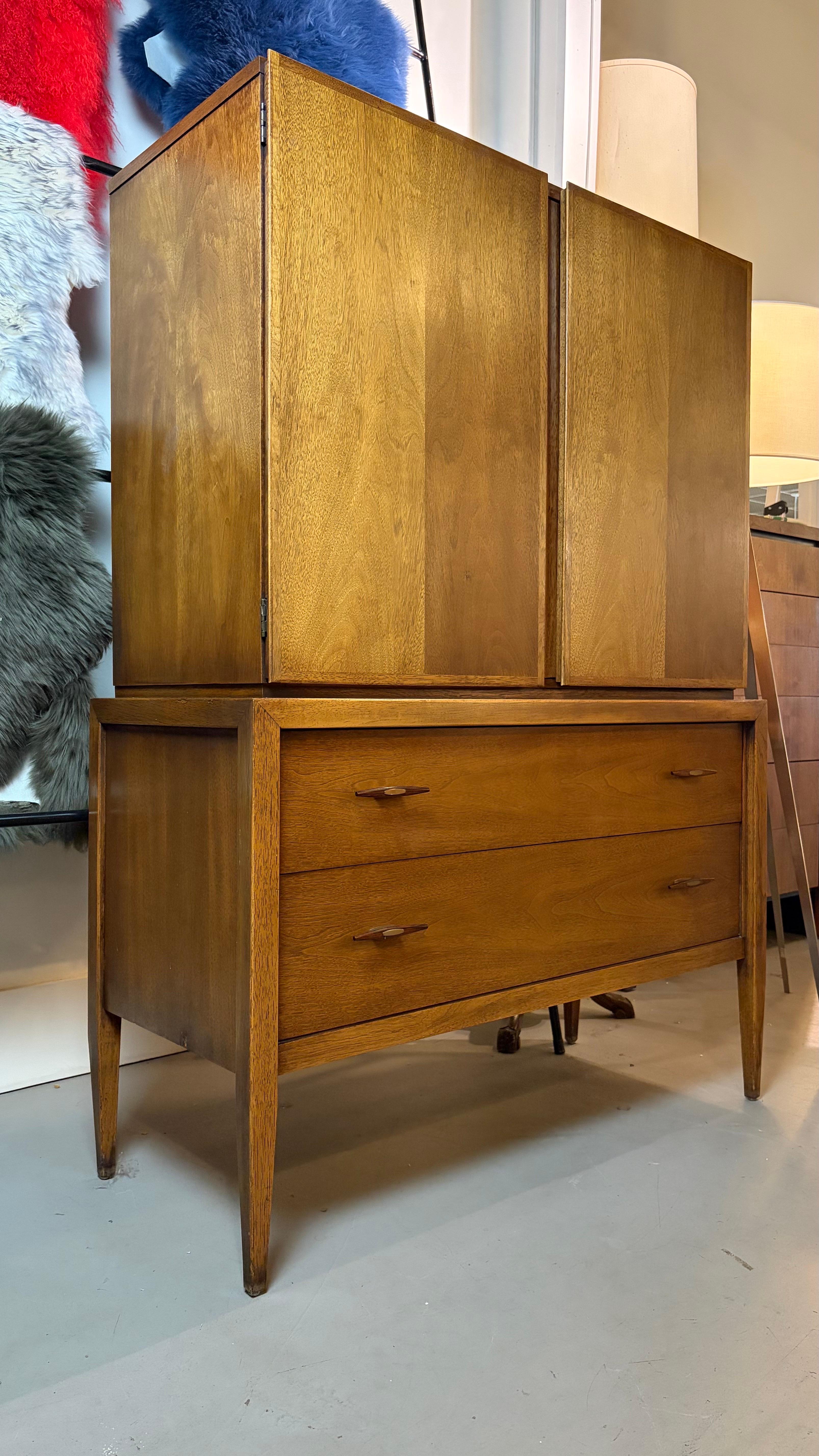 Cofre de caballero moderno de mediados de siglo en nogal by Century Furniture Moderno de mediados de siglo en venta