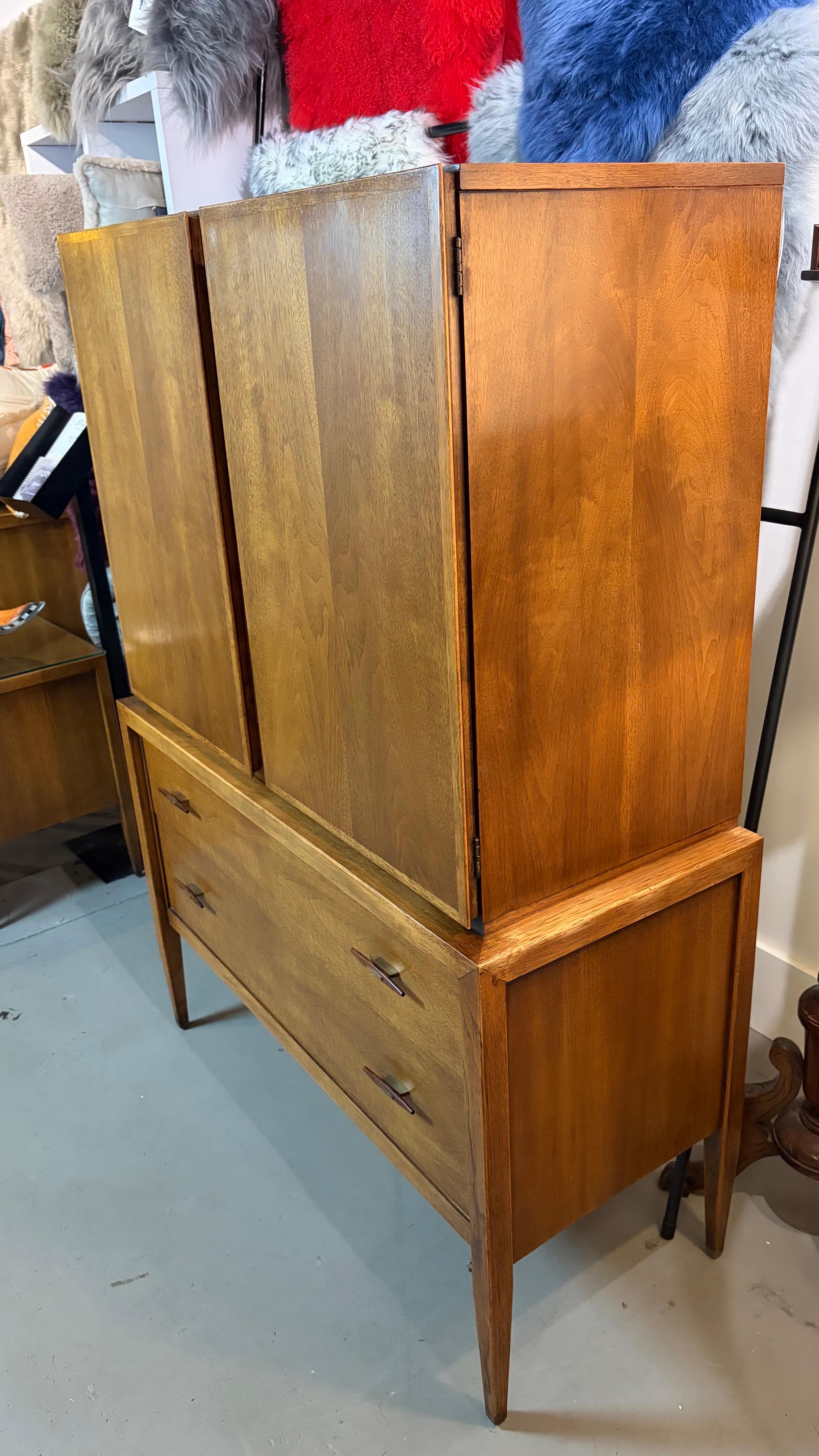 Cofre de caballero moderno de mediados de siglo en nogal by Century Furniture Estadounidense en venta