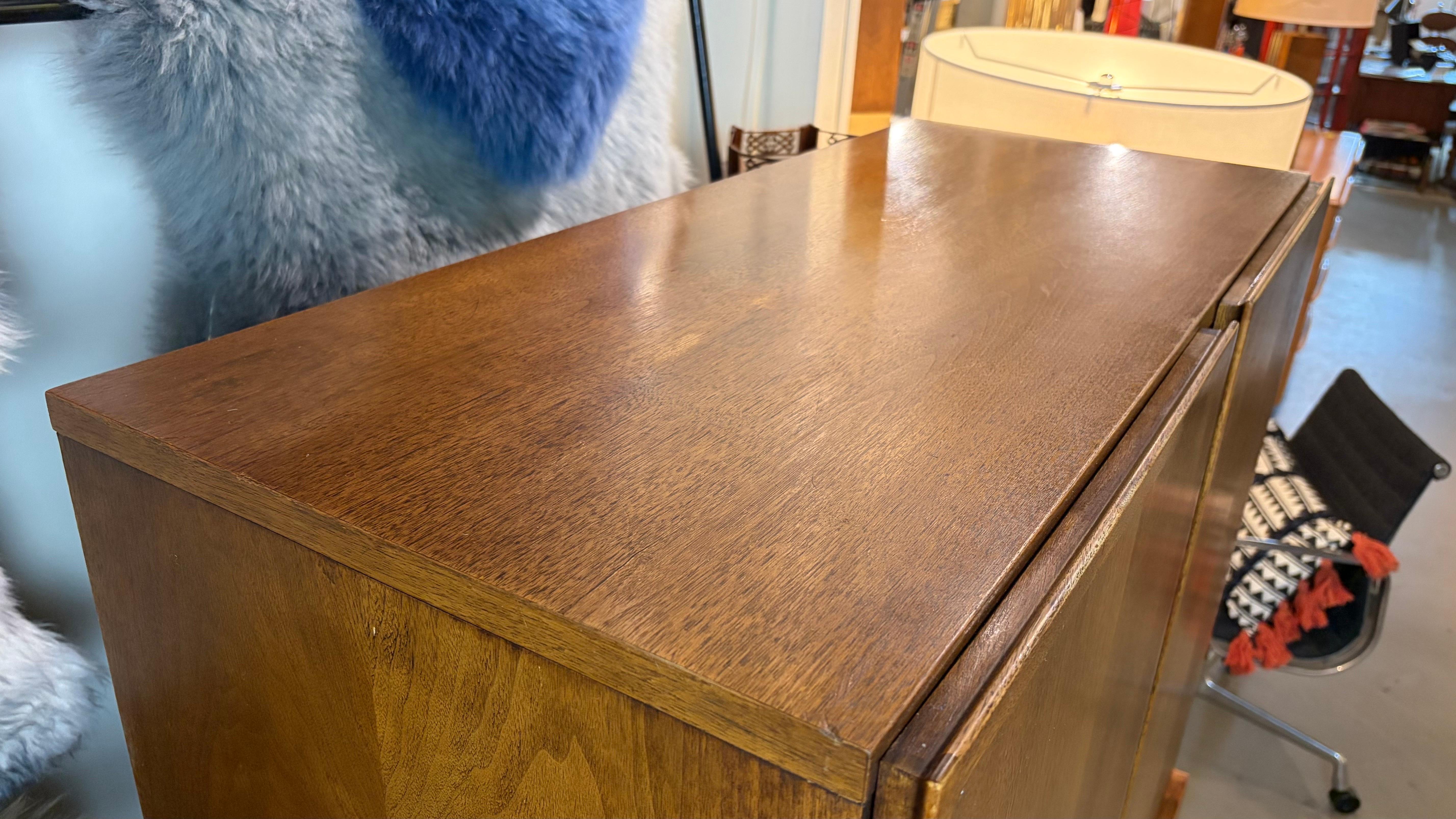 Cofre de caballero moderno de mediados de siglo en nogal by Century Furniture en Bueno estado para la venta en Wheat Ridge, CO