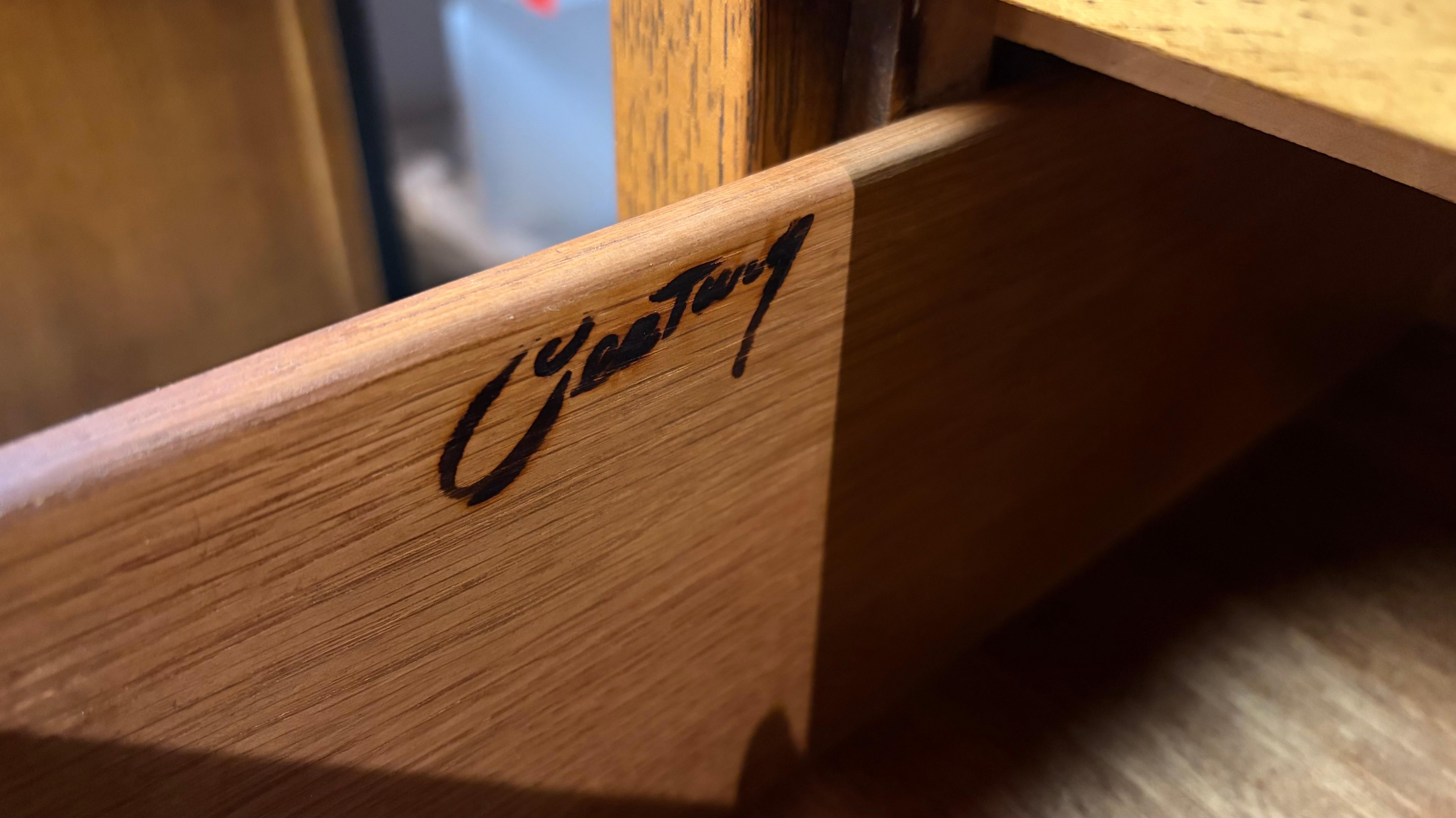 Cofre de caballero moderno de mediados de siglo en nogal by Century Furniture siglo XX en venta