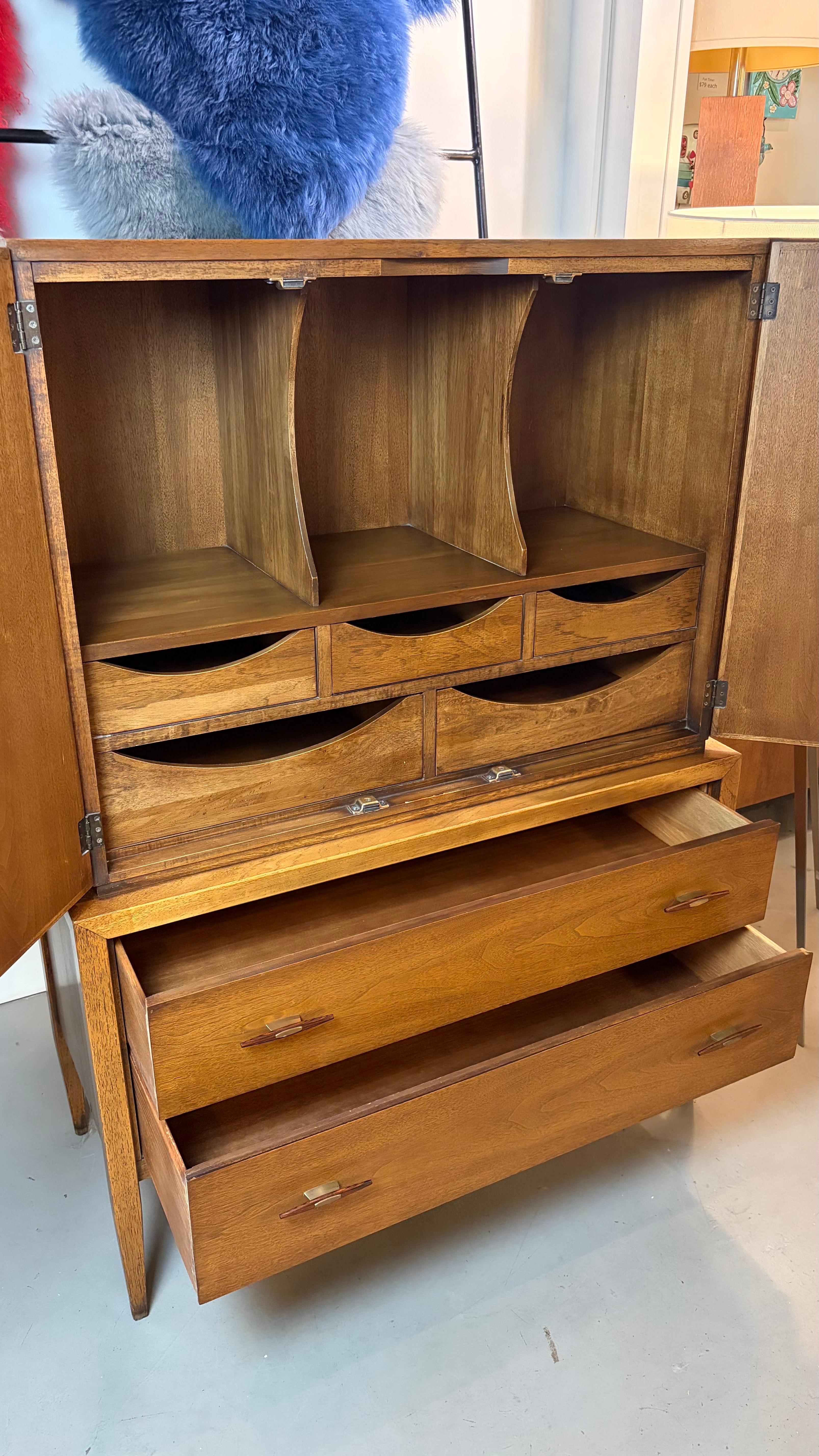 Cofre de caballero moderno de mediados de siglo en nogal by Century Furniture Metal en venta