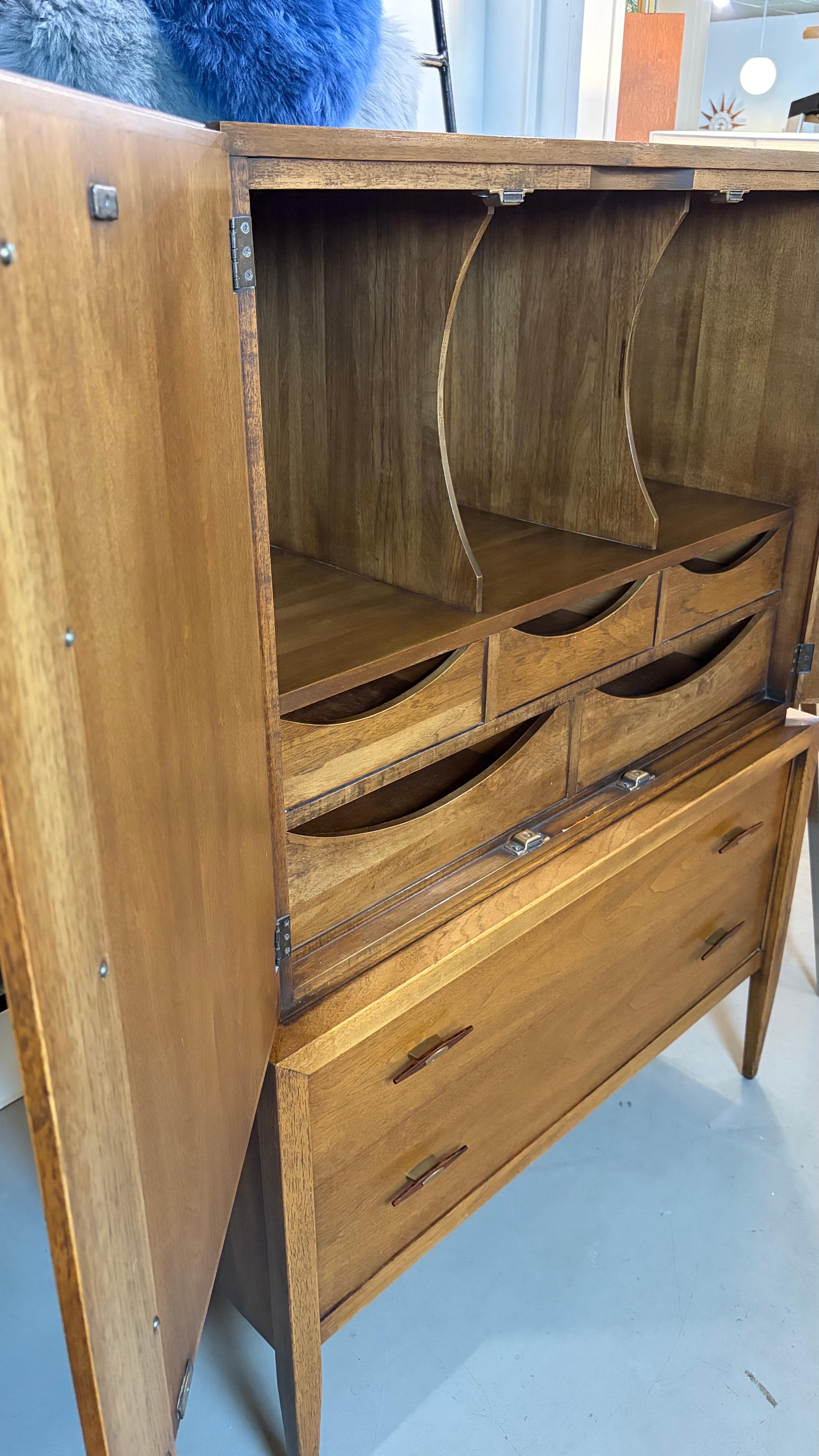 Cofre de caballero moderno de mediados de siglo en nogal by Century Furniture en venta 1