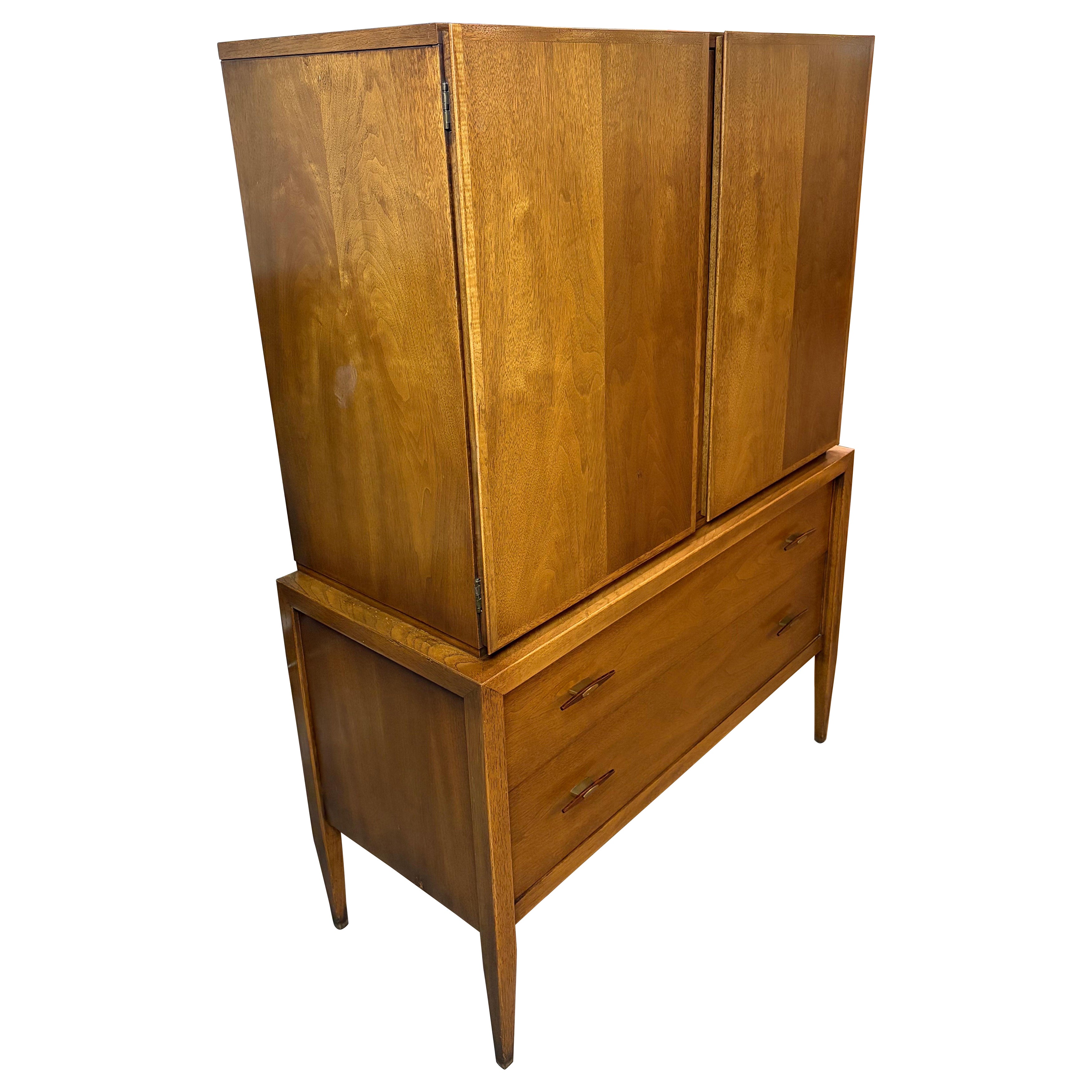 Cofre de caballero moderno de mediados de siglo en nogal by Century Furniture en venta