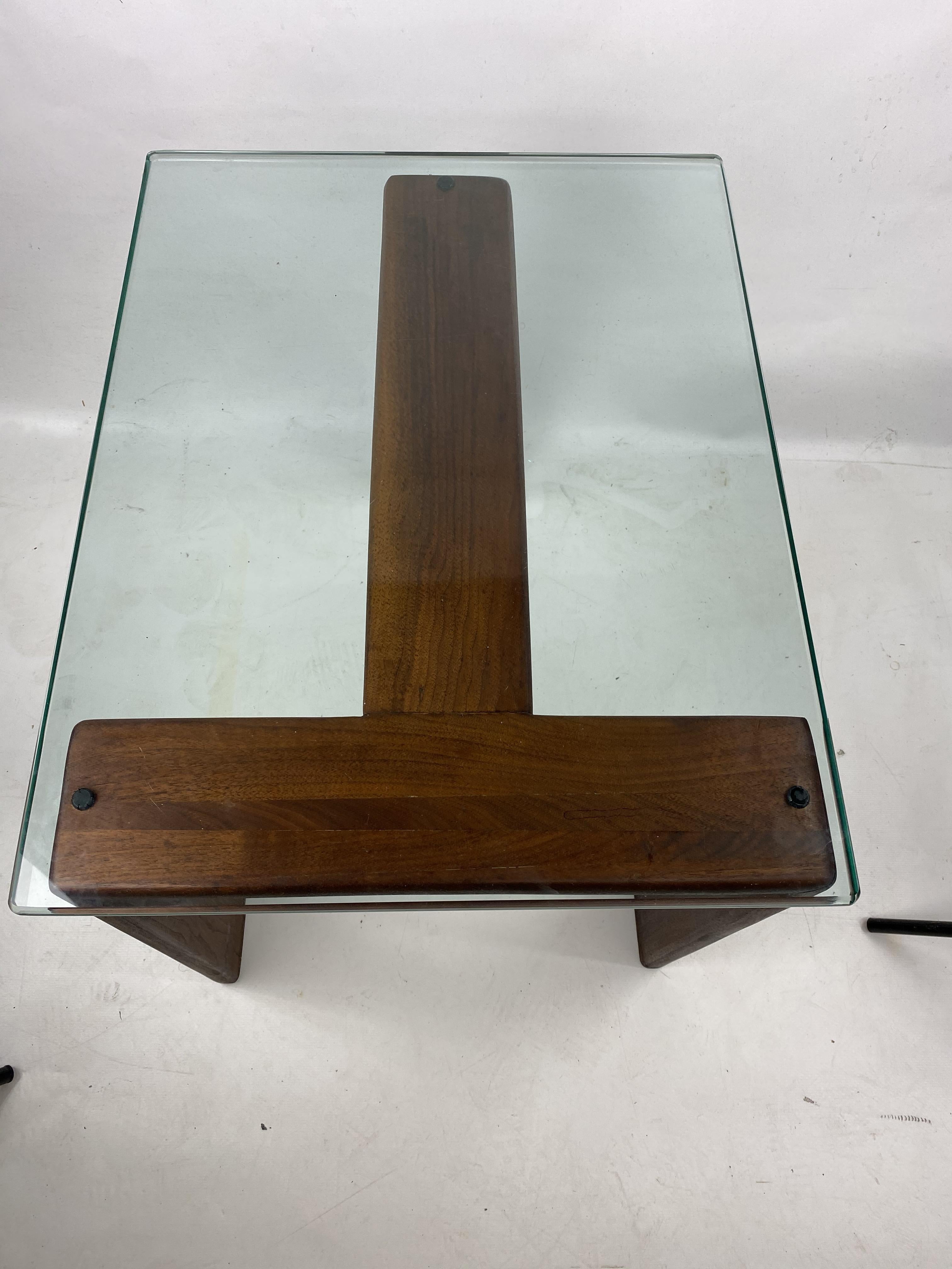 Mid-Century Modern Walnut and Glass Side Table In Good Condition For Sale In Esperance, NY