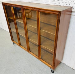 Mid-Century Modern Hairpin Bookcase aus Nussbaum
