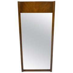 Espejo de pared colgante de nogal moderno de mediados de siglo