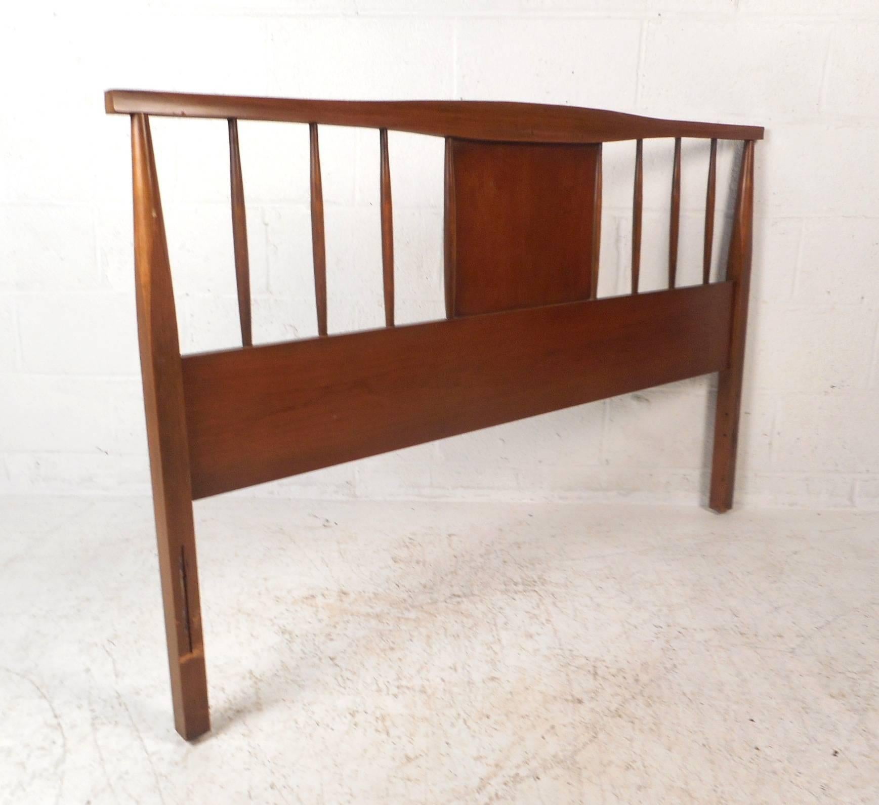 This stylish vintage modern headboard features a spindle back and a sculpted top. Quality craftsmanship with elegant walnut wood grain. This headboard and footboard makes the perfect addition to any modern interior. Please confirm item location (NY