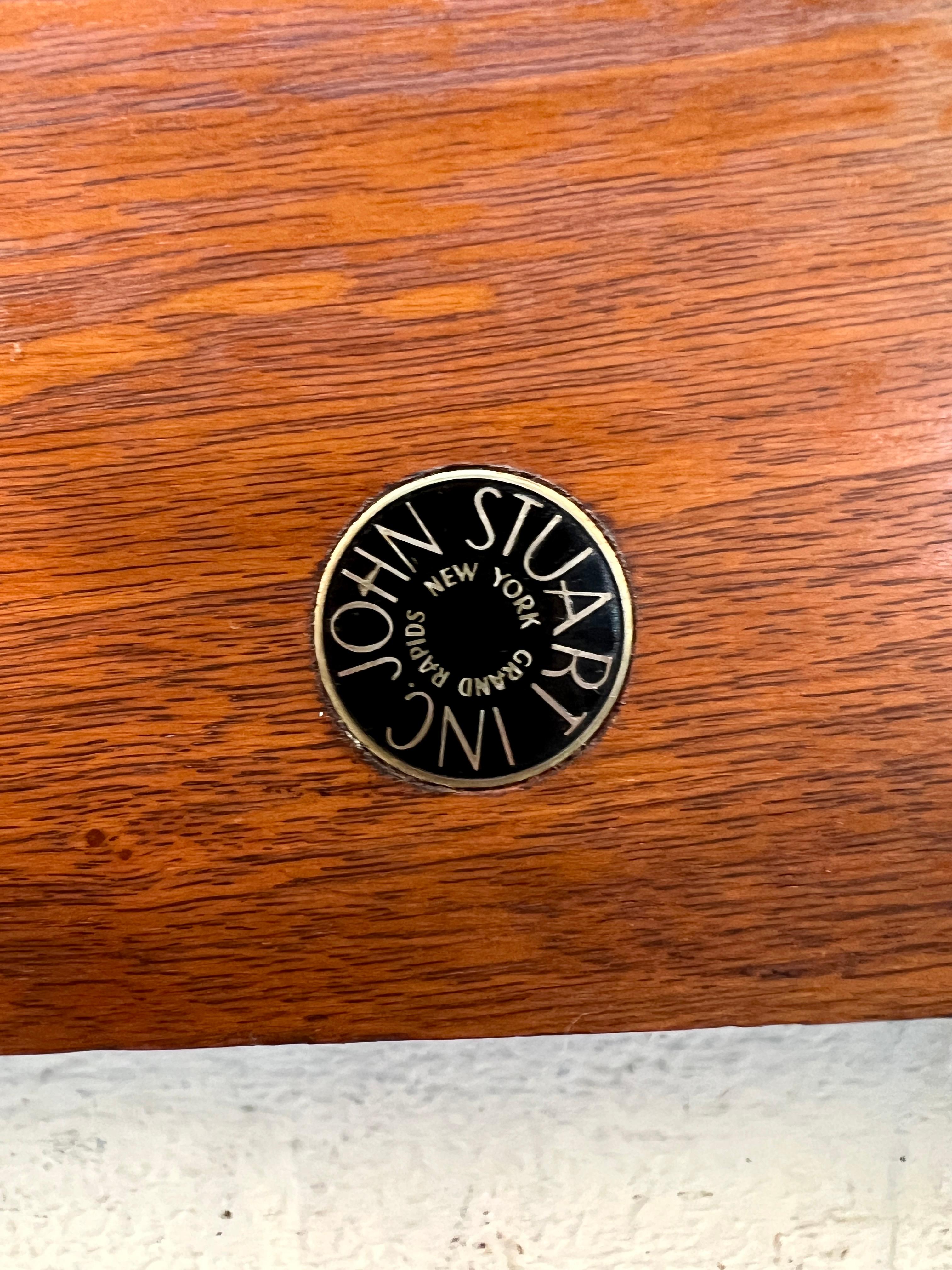 Testiera in legno di noce di John Stuarts, stile metà del secolo scorso in vendita 4