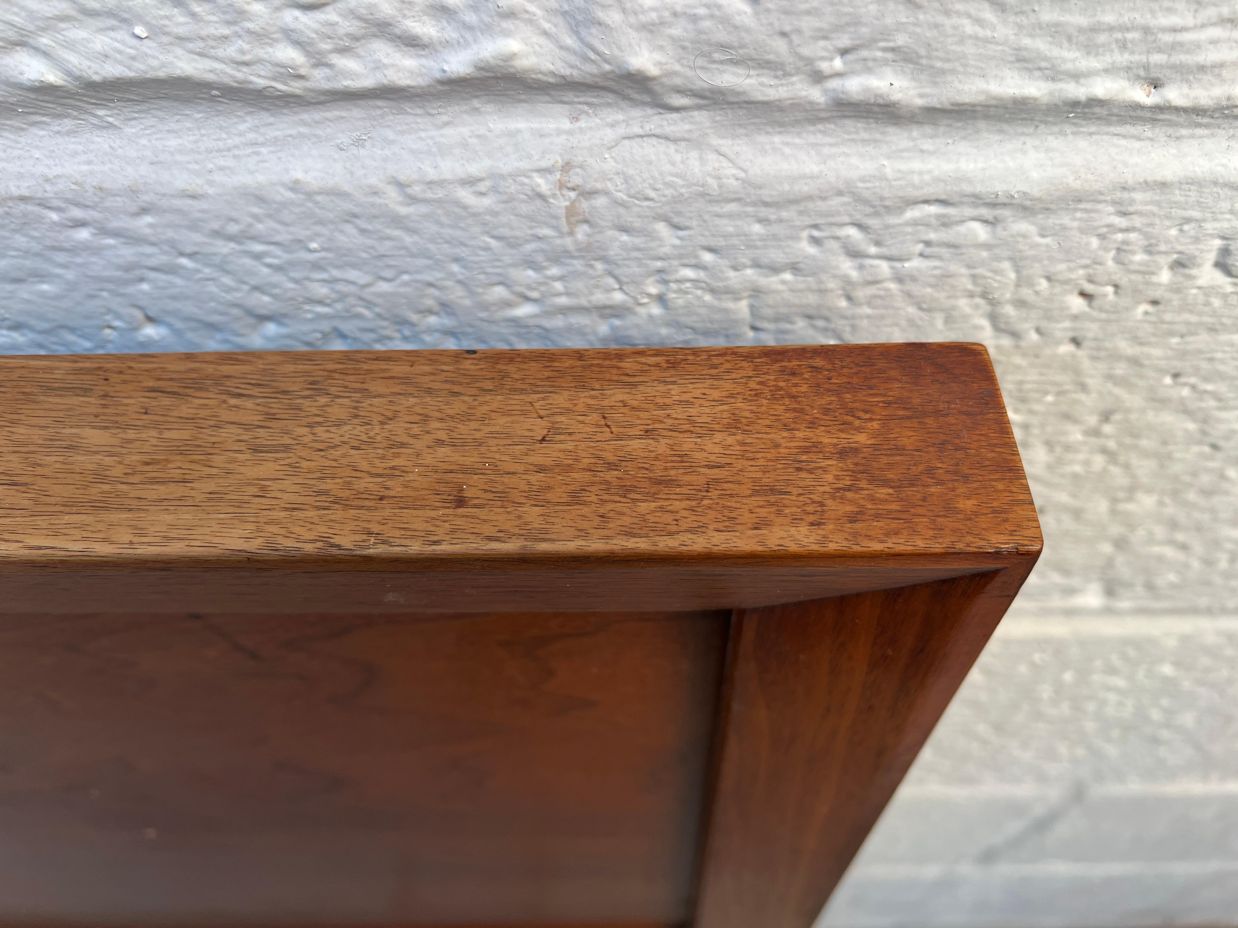 Noce Testiera in legno di noce di John Stuarts, stile metà del secolo scorso in vendita