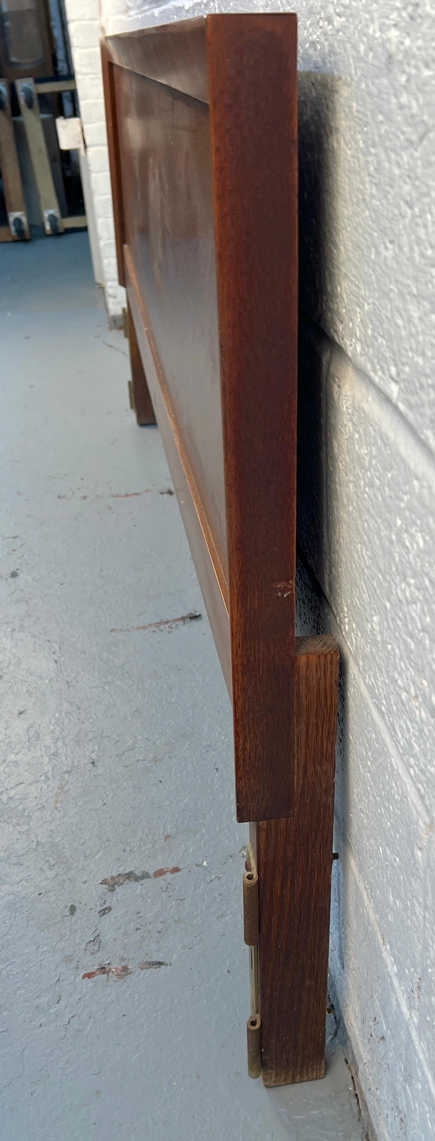 Testiera in legno di noce di John Stuarts, stile metà del secolo scorso in vendita 1