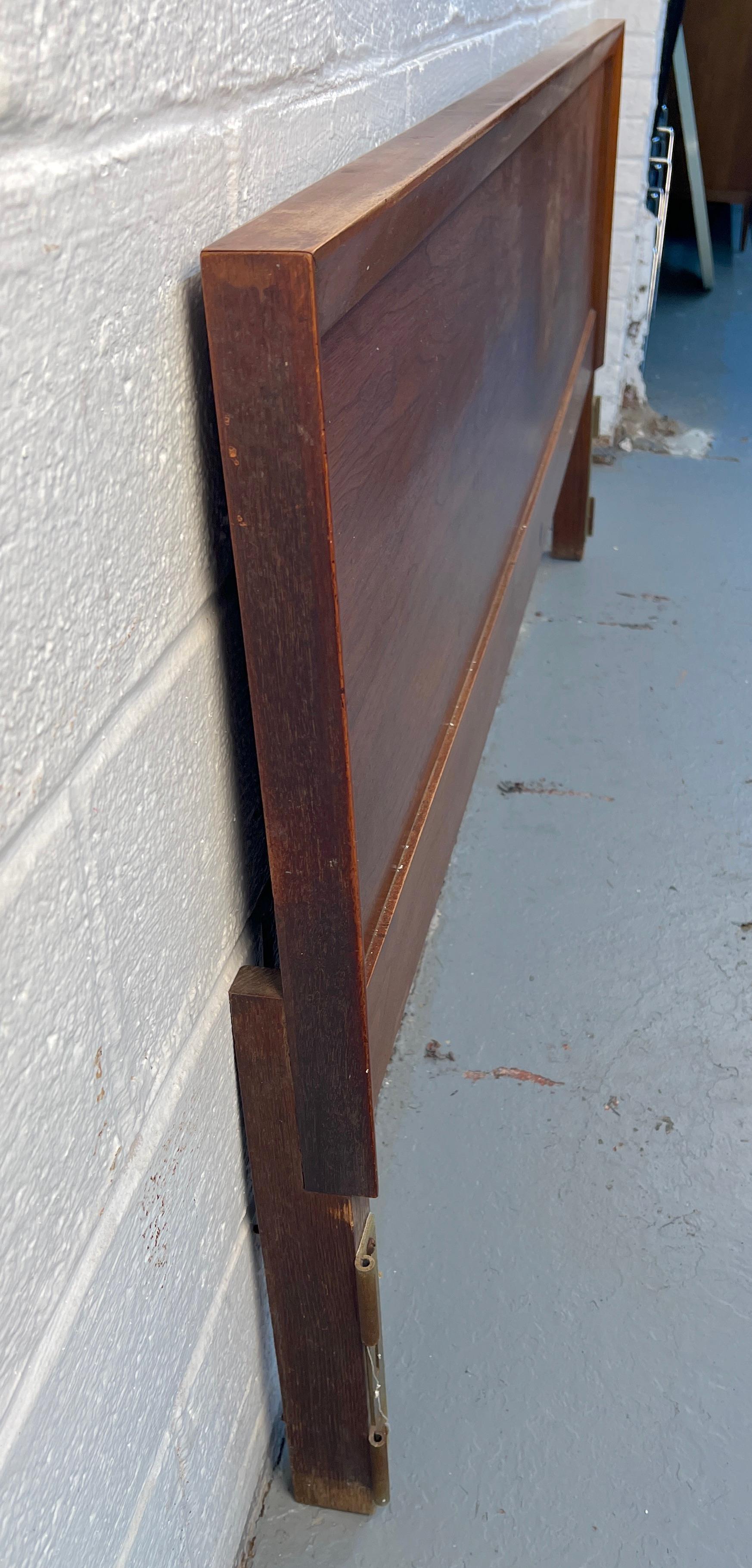 Testiera in legno di noce di John Stuarts, stile metà del secolo scorso in vendita 2